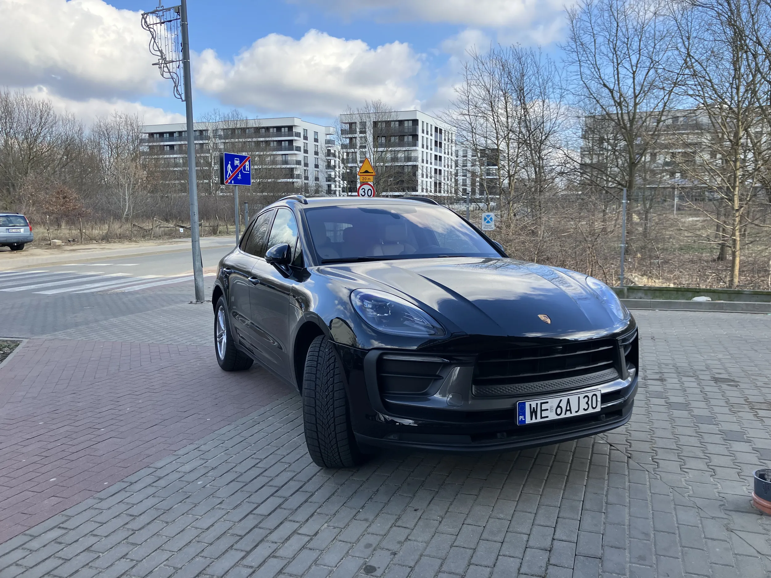 Piękne parkowanie na całym chodniku ?