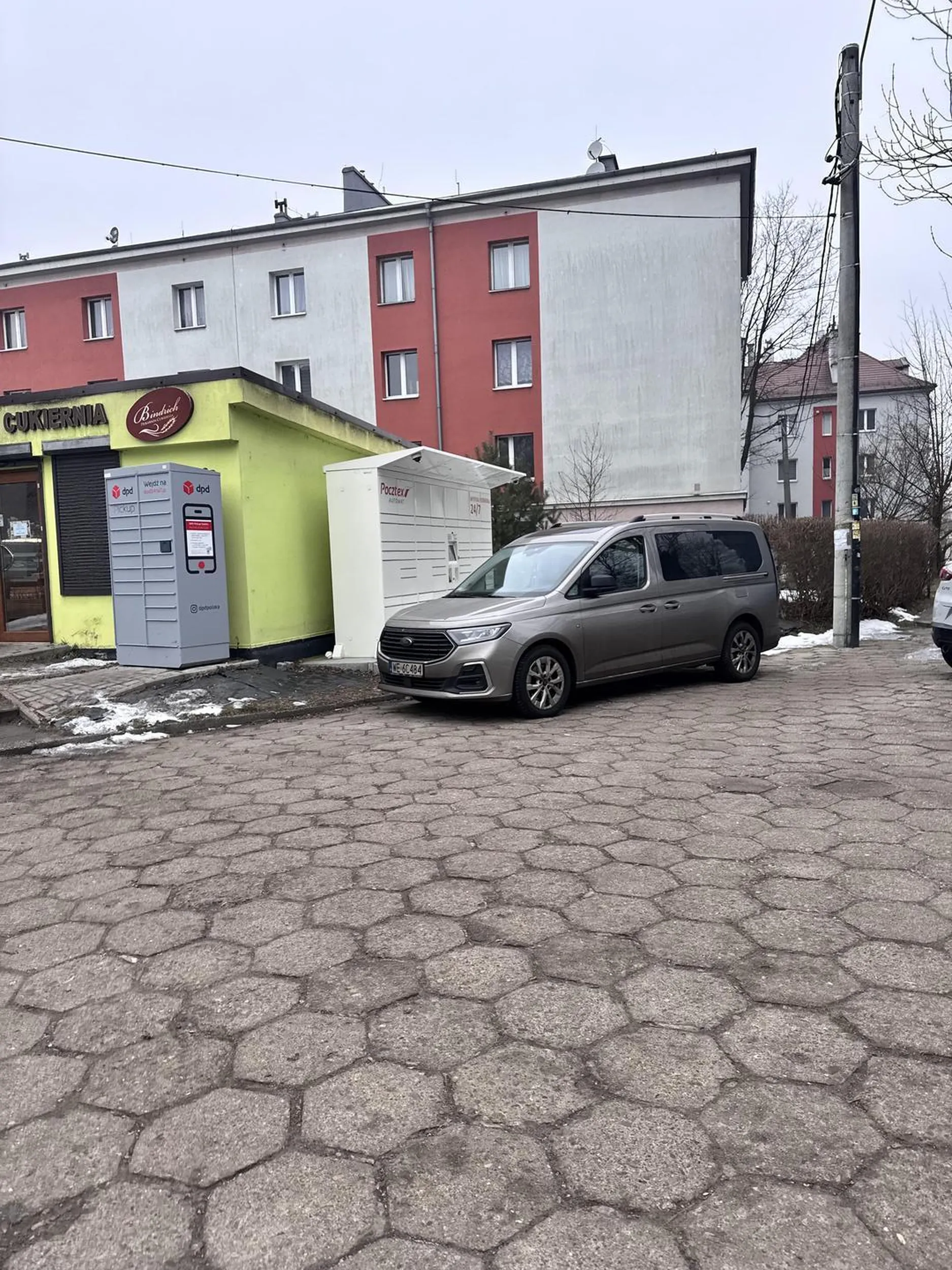 Rodzinka egoistów parkujących taktycznie na dwóch miejscach parkingowych swojego złoma żeby przytrzymać miejsce nawet na kilka godzin po to żeby potem złomem ze zdjęcia podciągnąć trochę do przodu robiąc miejsce na zaparkowanie tam swojego drugiego złoma. Myślę, że kwalifikuje się to pod jakąś nowatorską chorobę psychiczną.