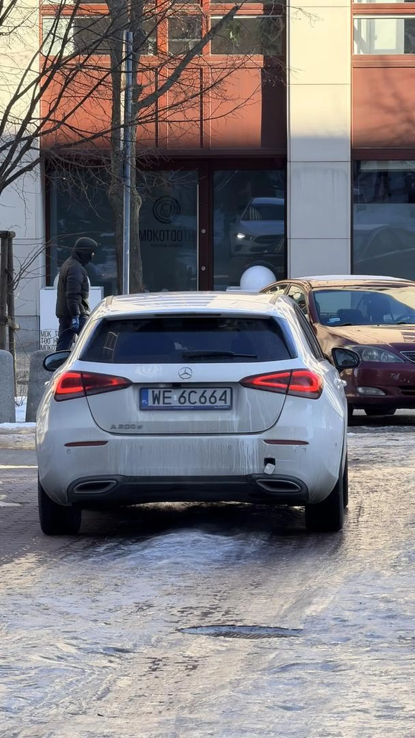 jeździ po chodniku i próbuje rozjeżdżać pieszych