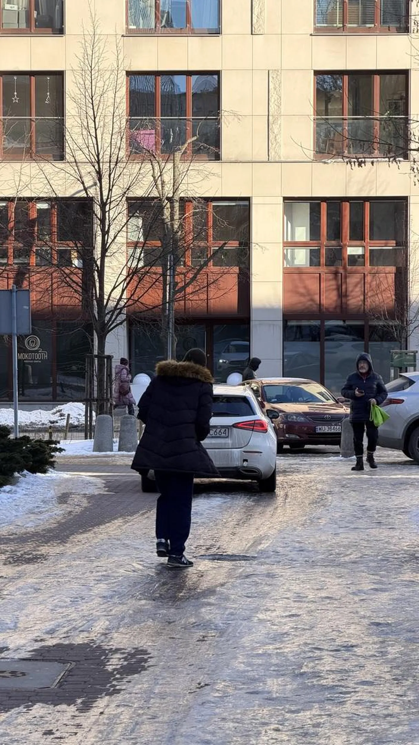 jeździ po chodniku i próbuje rozjeżdżać pieszych