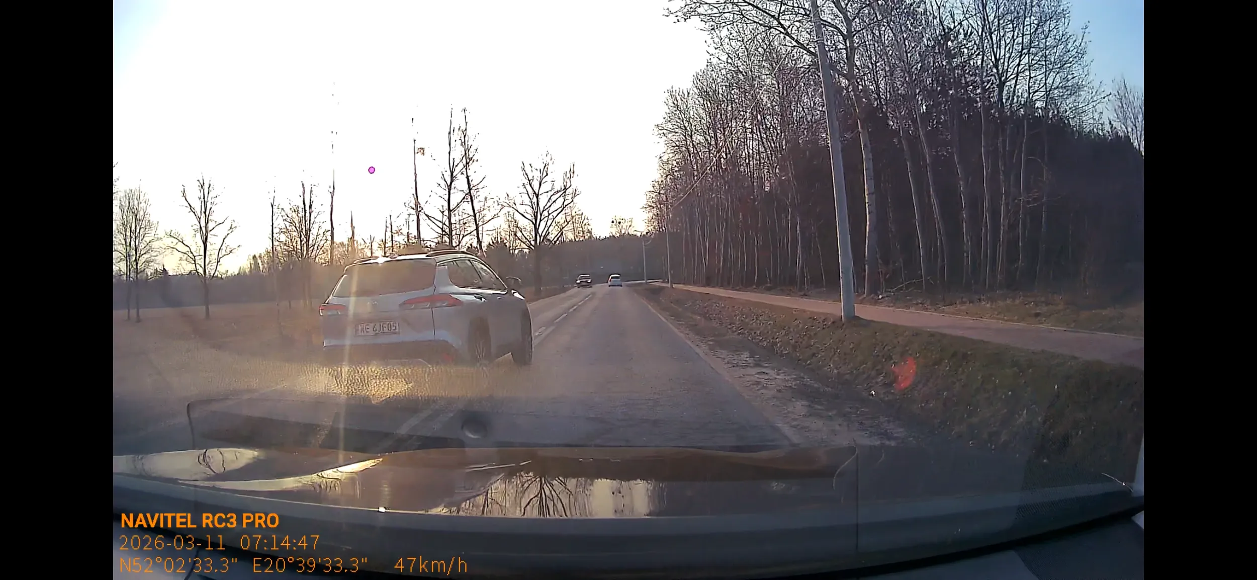 Przekroczenie prędkości w terenie zabudowanym ponad 2-krotnie i przekroczenie podwójnej linii ciągłej.