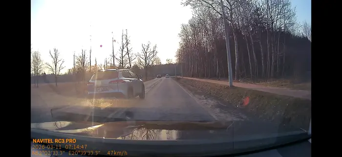 Przekroczenie prędkości w terenie zabudowanym ponad 2-krotnie i przekroczenie podwójnej linii ciągłej.