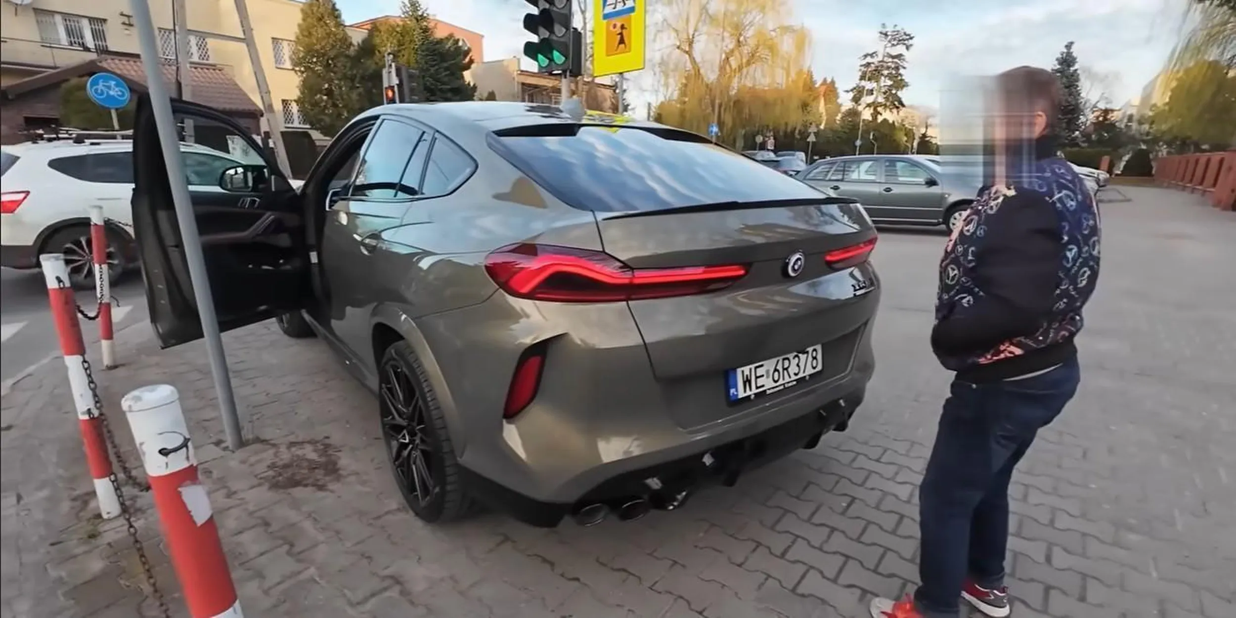 Rozjeżdża ludzi na chodniku.