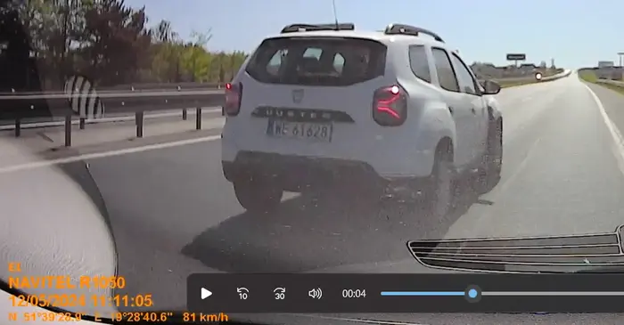 wymusza pierwszenstwo