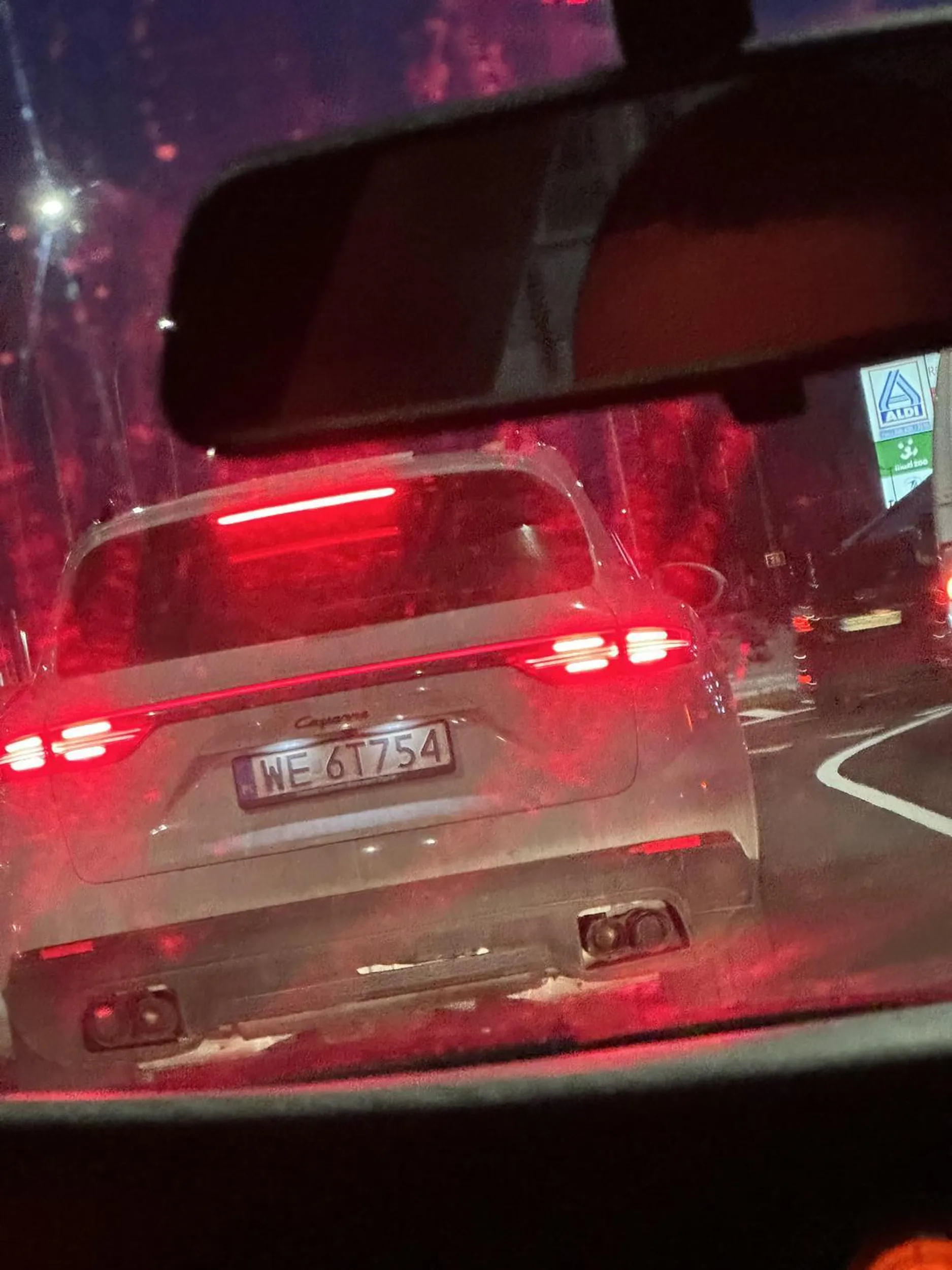 Słoik z Warszawy wymusza powodując zagrożenie , wjeżdża przed maskę i i hamuje nie pozdrawiam i naucz się jeździć