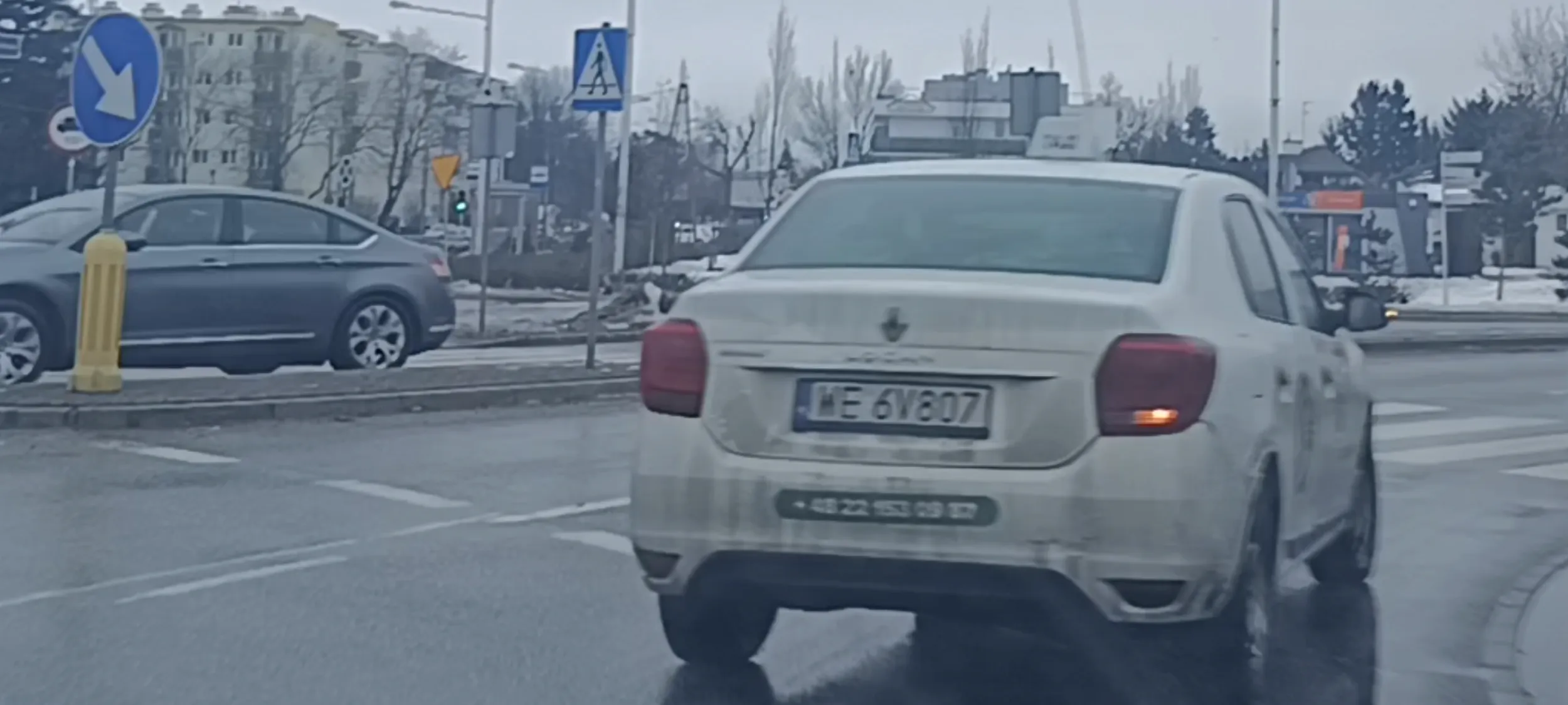 Ciapaty na taxi nie wie co to jest linia ciągła rozdzielającą pasy jezdni na rondzie, ani co to jest rondo turbinowe. Zajechał mi drogę na rondzie zjeżdżając z lewego pasa na mój pas ruchu prawy do skrętu w prawo przez linie ciągłą.