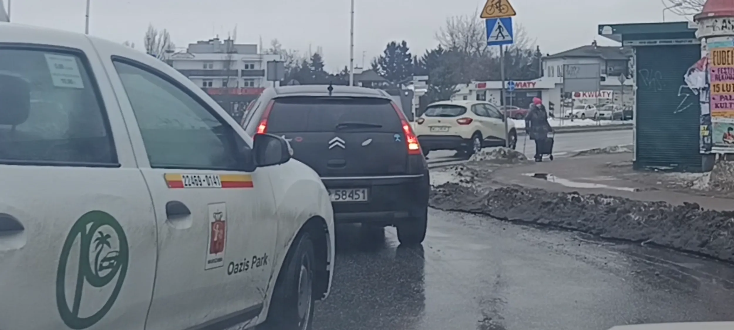Ciapaty na taxi nie wie co to jest linia ciągła rozdzielającą pasy jezdni na rondzie, ani co to jest rondo turbinowe. Zajechał mi drogę na rondzie zjeżdżając z lewego pasa na mój pas ruchu prawy do skrętu w prawo przez linie ciągłą.