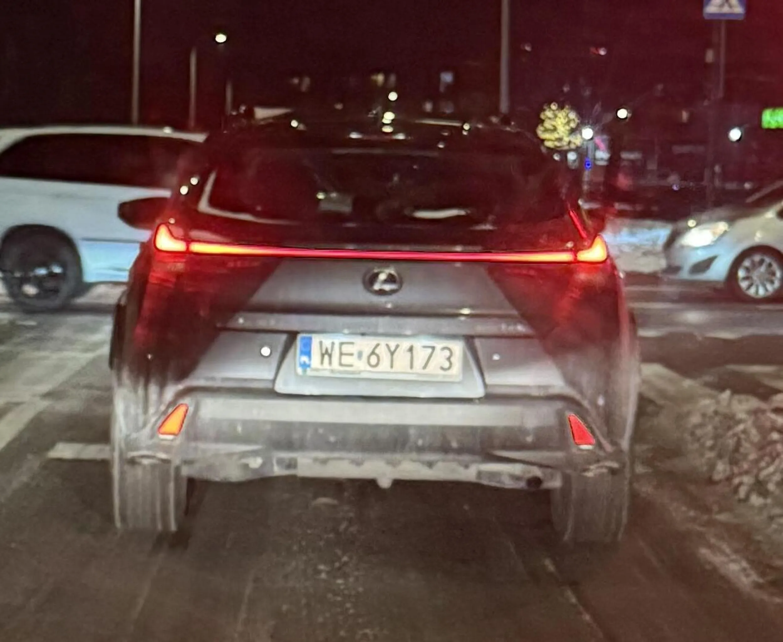 Osobnik albo pijany albo upośledzony, wymusza pierwszeństwo wjeżdżając na czerwonym a potem celowo tamuje ruch hamując przed maską