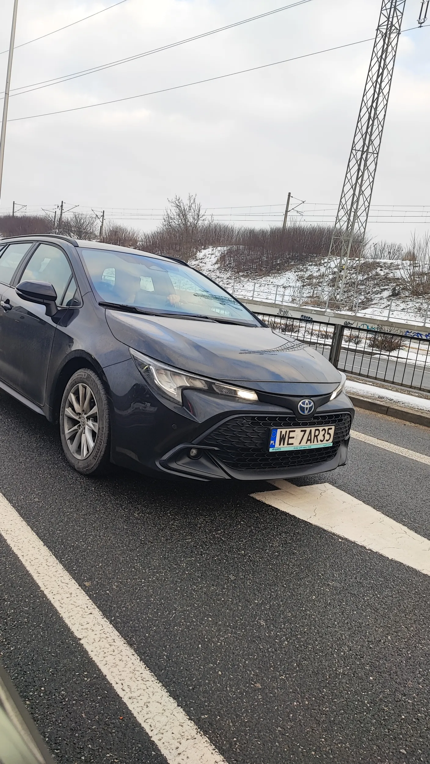 Aż dziwne, że nie masz tu żadnego wpisu z taką jazdą. To co dziś odwalałeś jadąc al. 4 Czerwca 1989 r.  od ul. Lazurowej aż do Ryżowej woła o pomstę do nieba. Nawet kierowcy BMW nie zmieniają tak gwałtowanie pasów. Zmień Toyotę na BMW bo nie dość że masz pusto w głowie to jeszcze masz popsute kierunkowskazy. Na zwrócenie przeze mnie uwagi wielce Pan zdziwiony, że ktoś zareagował na Twą szaleńczą jazdę. Wyprzedzałes jak szalony przeskakując z lewego pasa to na prawy to na lewy, wpychając się innym tuż przed zderzak i wymuszając pierwszeństwo, a na końcu wylądowałeś za mną dosyć spokojnie jadącym. Gratulacje, wiele ugrałeś tymi manewrami...