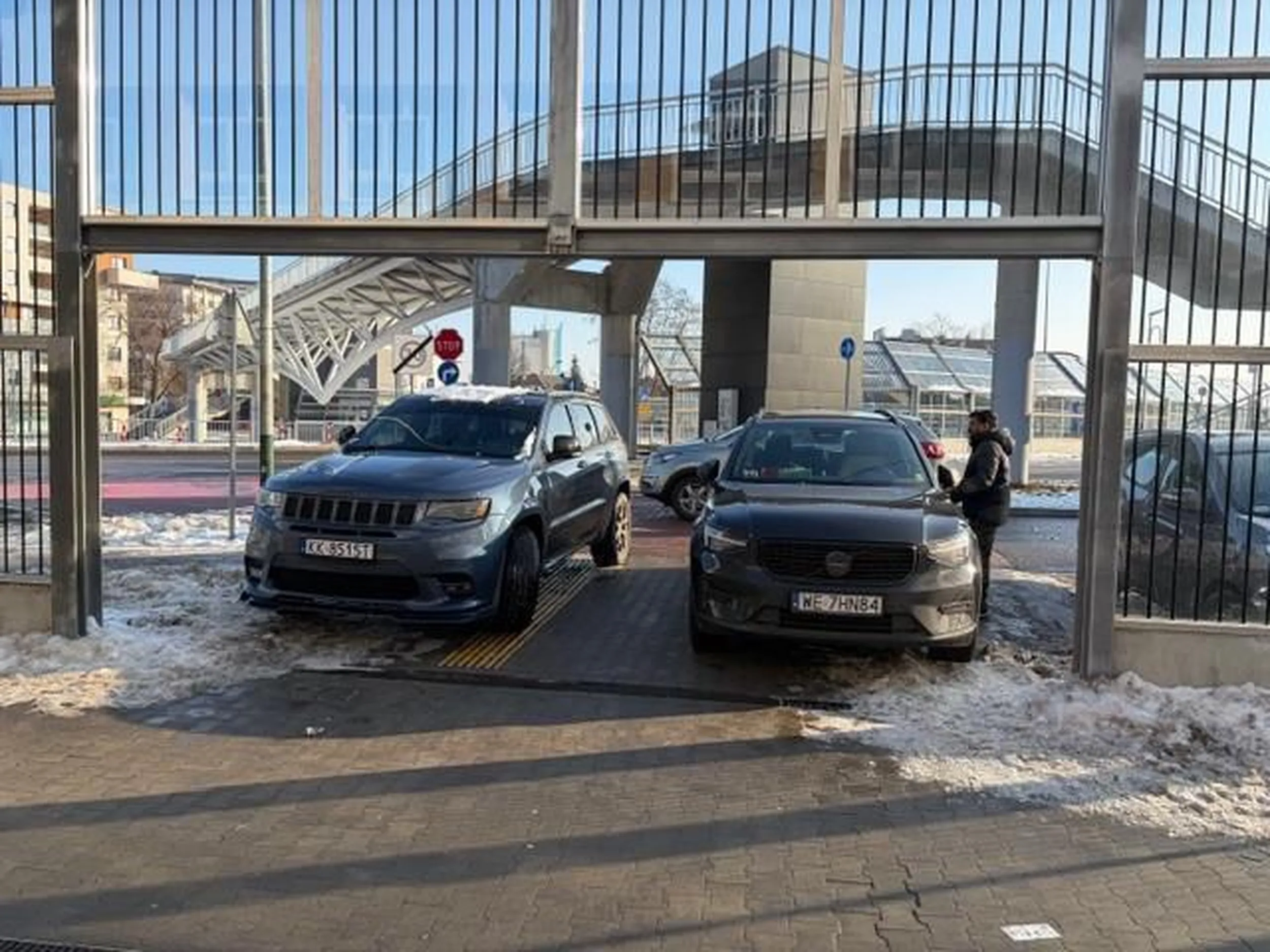 Kierowca regularnie parkuje na chodniku pod szkoła, w blokując możliwość przejścia i poważnie ograniczając widoczność.