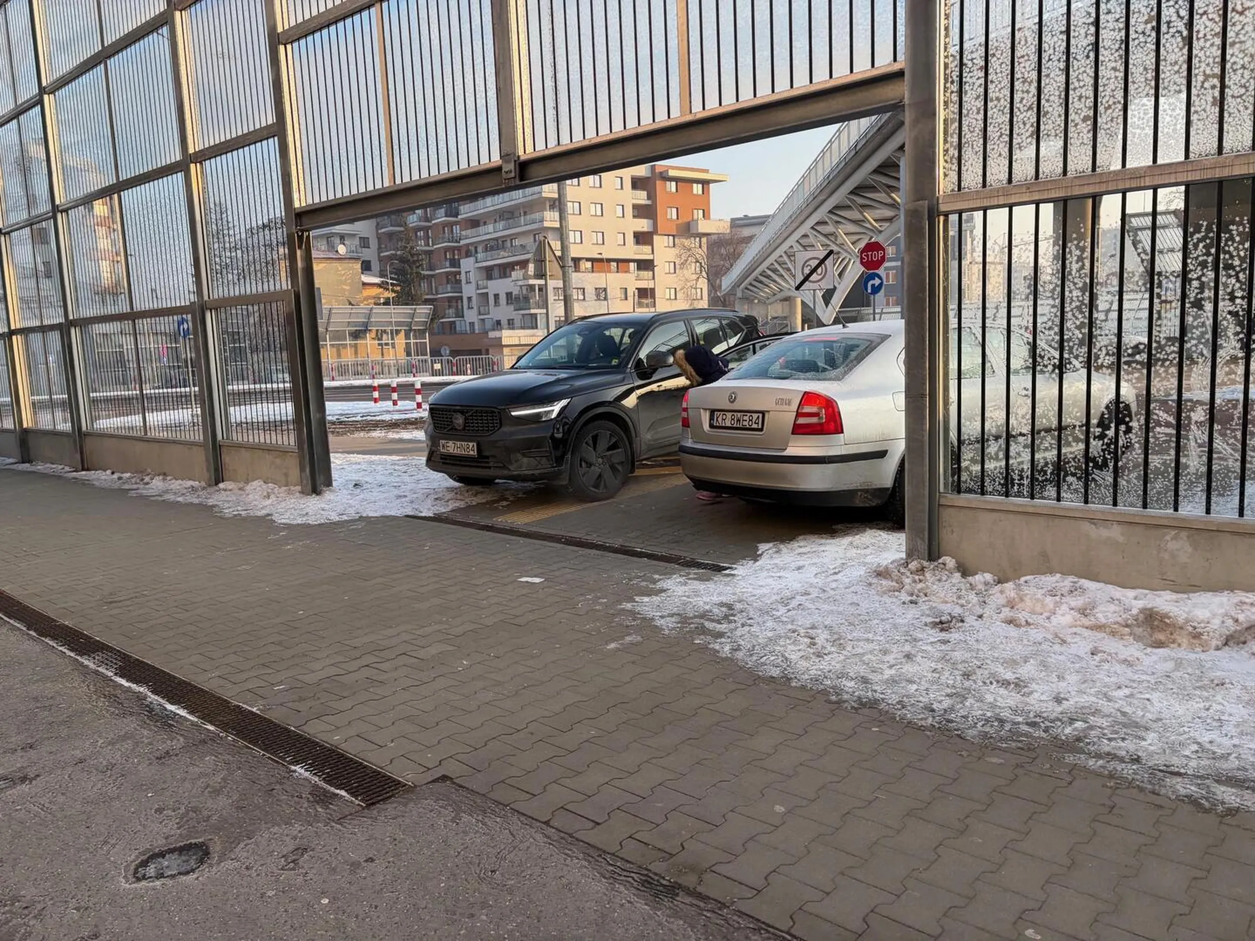 Kierowca regularnie parkuje na chodniku pod szkoła, w blokując możliwość przejścia i poważnie ograniczając widoczność.