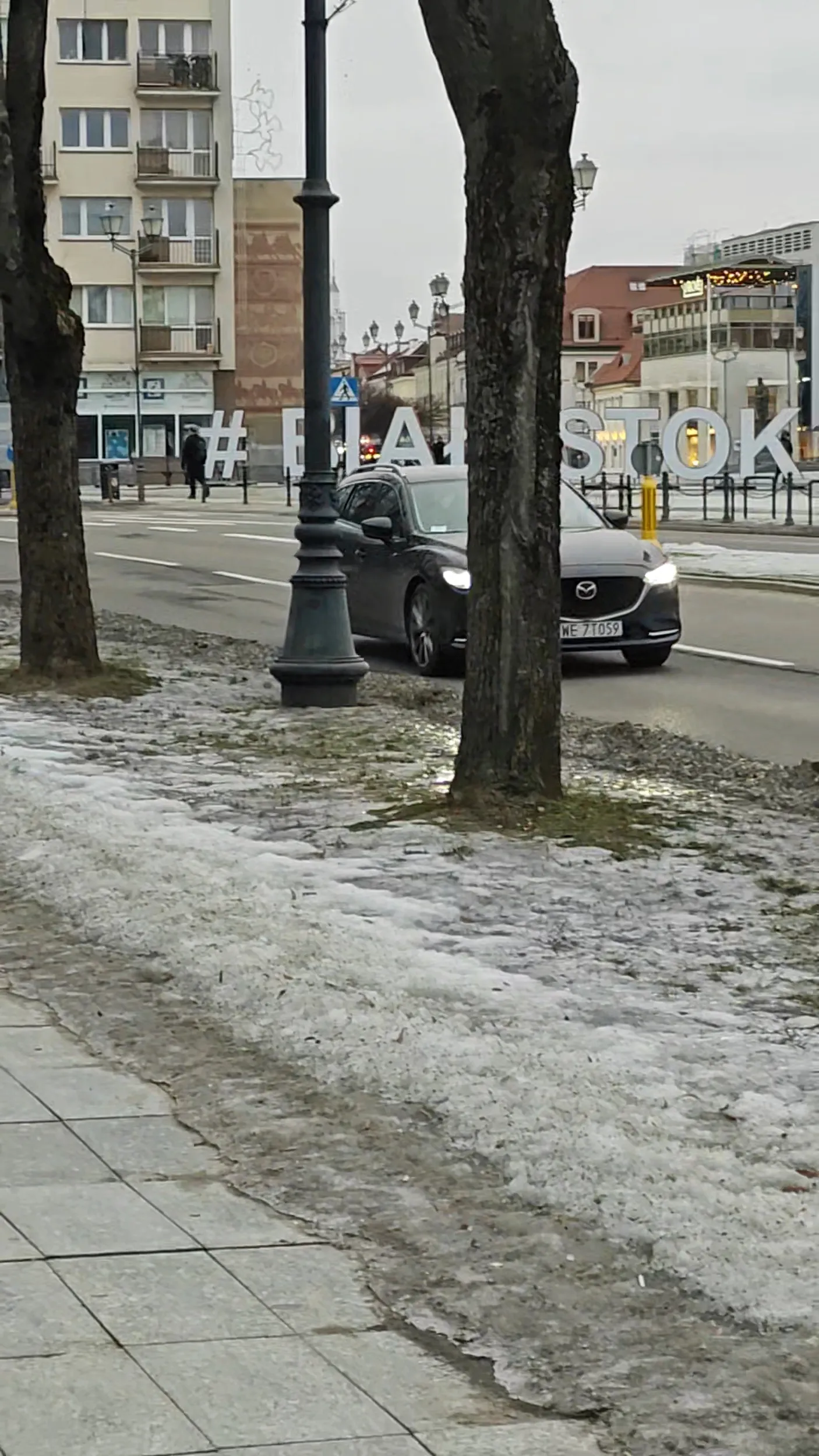 Jeździ z nudów po parku i przejsciach dla pieszych, świeżo wyremontowane chodniki długo nie wytrzymają dzięki takim mądrym jak on