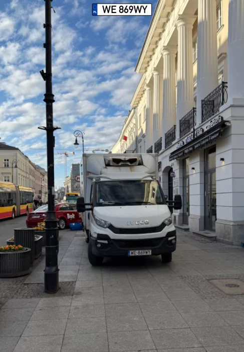 Wszystko można zrozumieć ale nie dziś kur$$ i jeszcze te rozłożone lusterka. Nic tylko pieprznąć go w ten głeb.