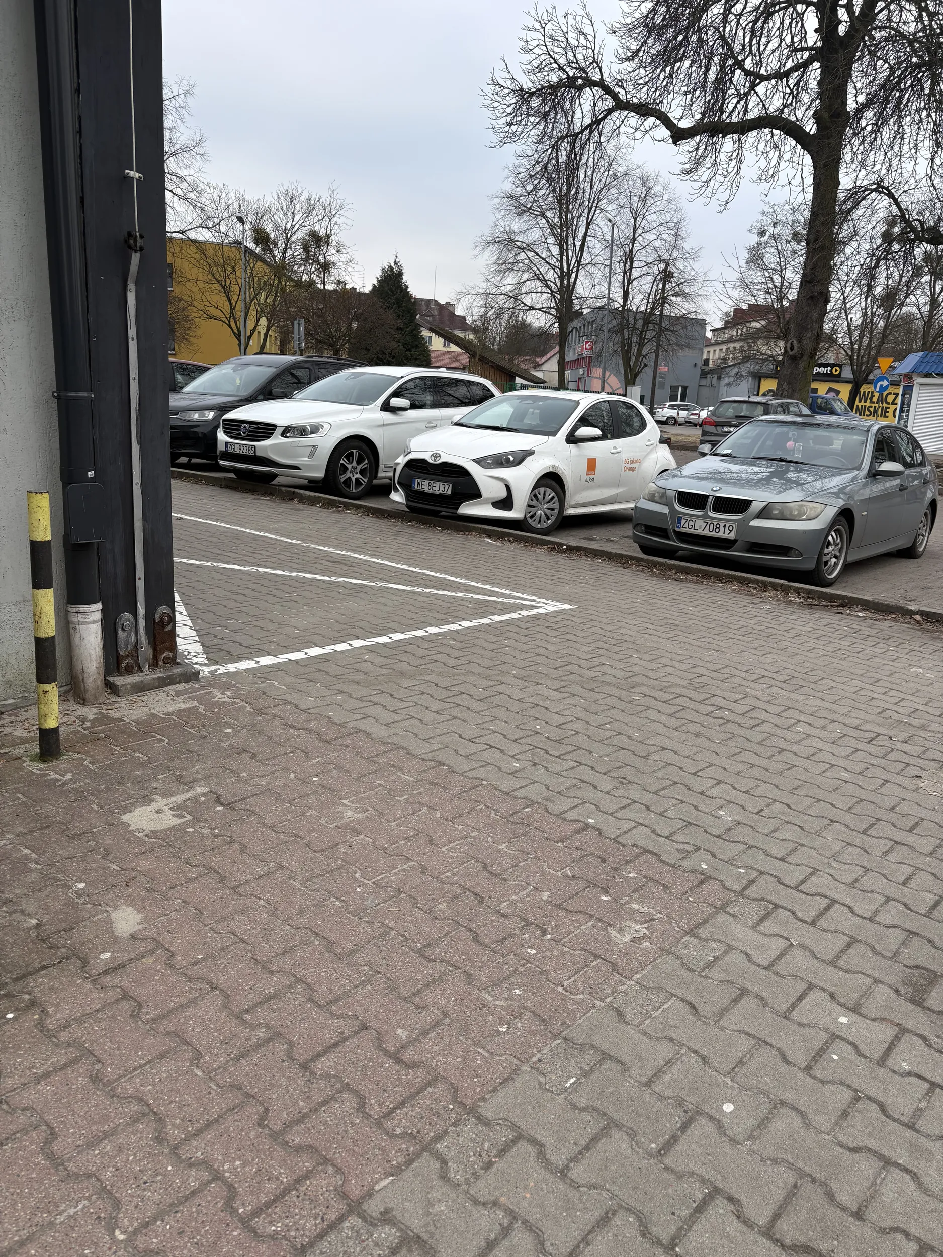 Pirat drogowy, nie włączą kierunkowskazów. Gdybym szedł przez pasy był bym potrącony.