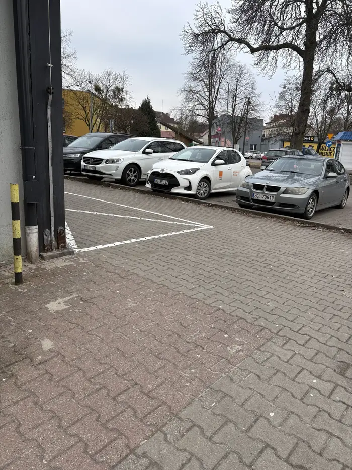 Pirat drogowy, nie włączą kierunkowskazów. Gdybym szedł przez pasy był bym potrącony.