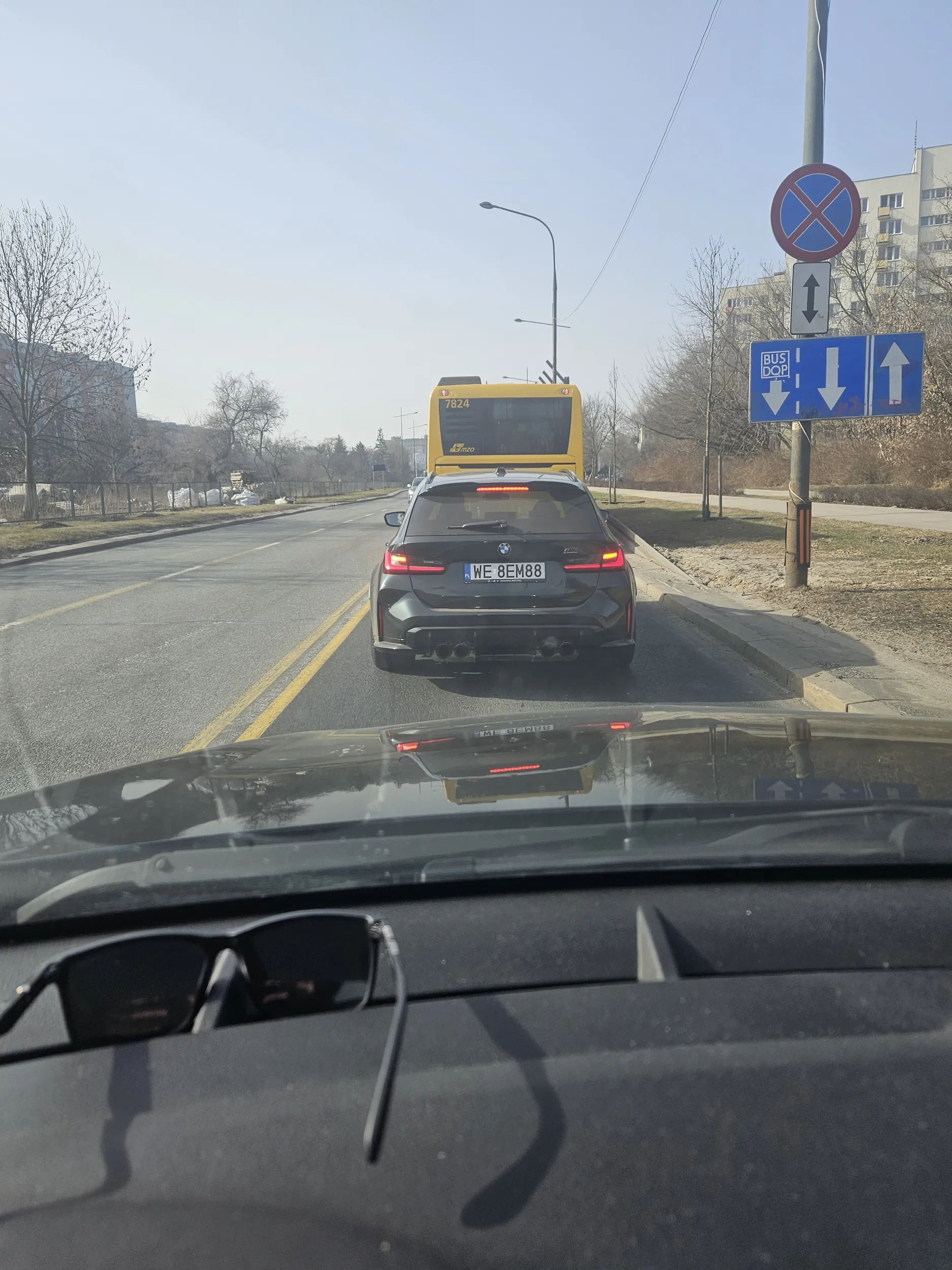 Kierujący tym pojazdem w dniu 11.03.2026 nie stosuje zasady jazdy na suwak, pomimo korka. Chyba ta marka tak ma....