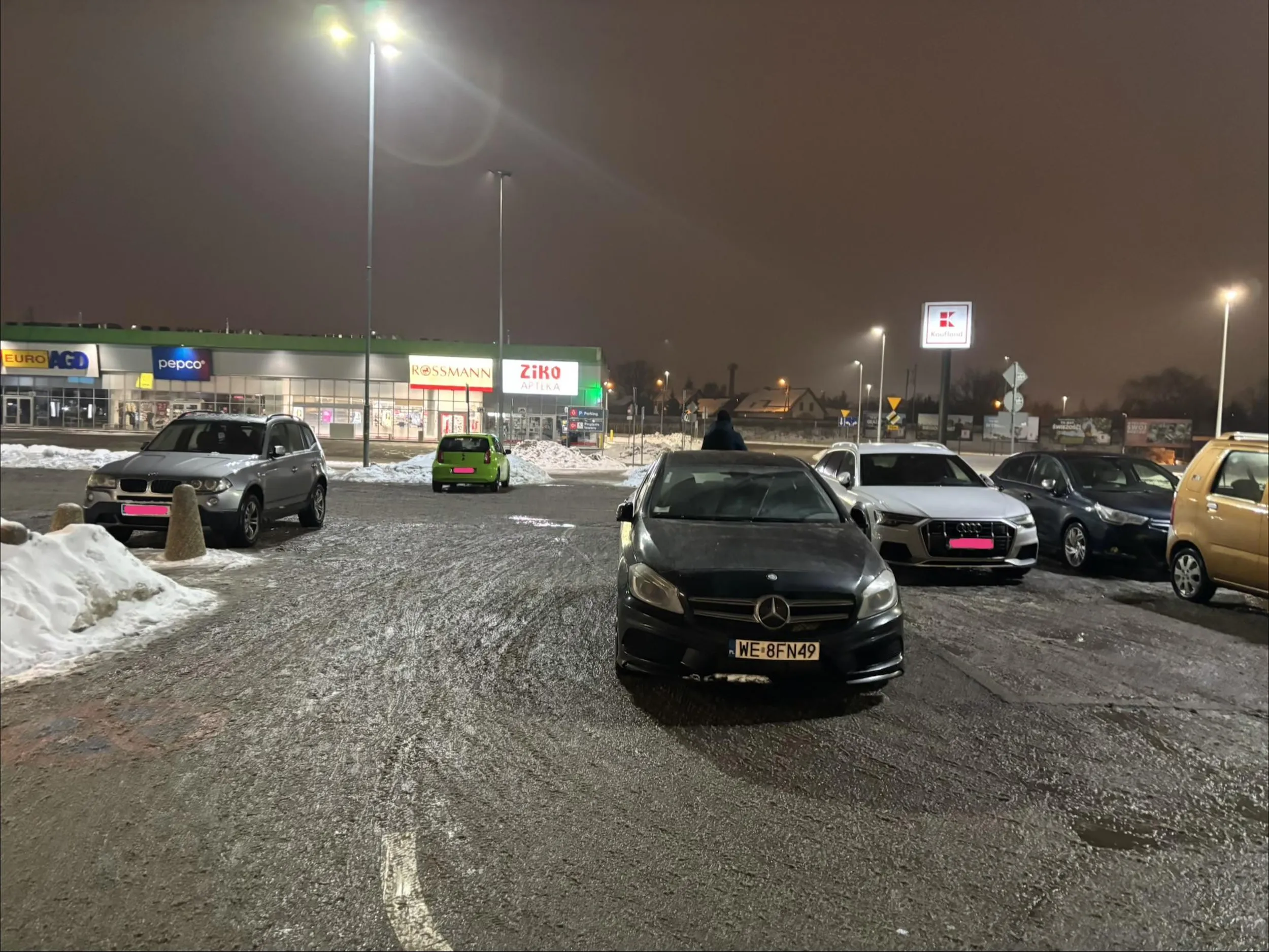 Rzeczywiście mało miejsc parkingowych dookoła, że trzeba było stanąć na środku drogi…