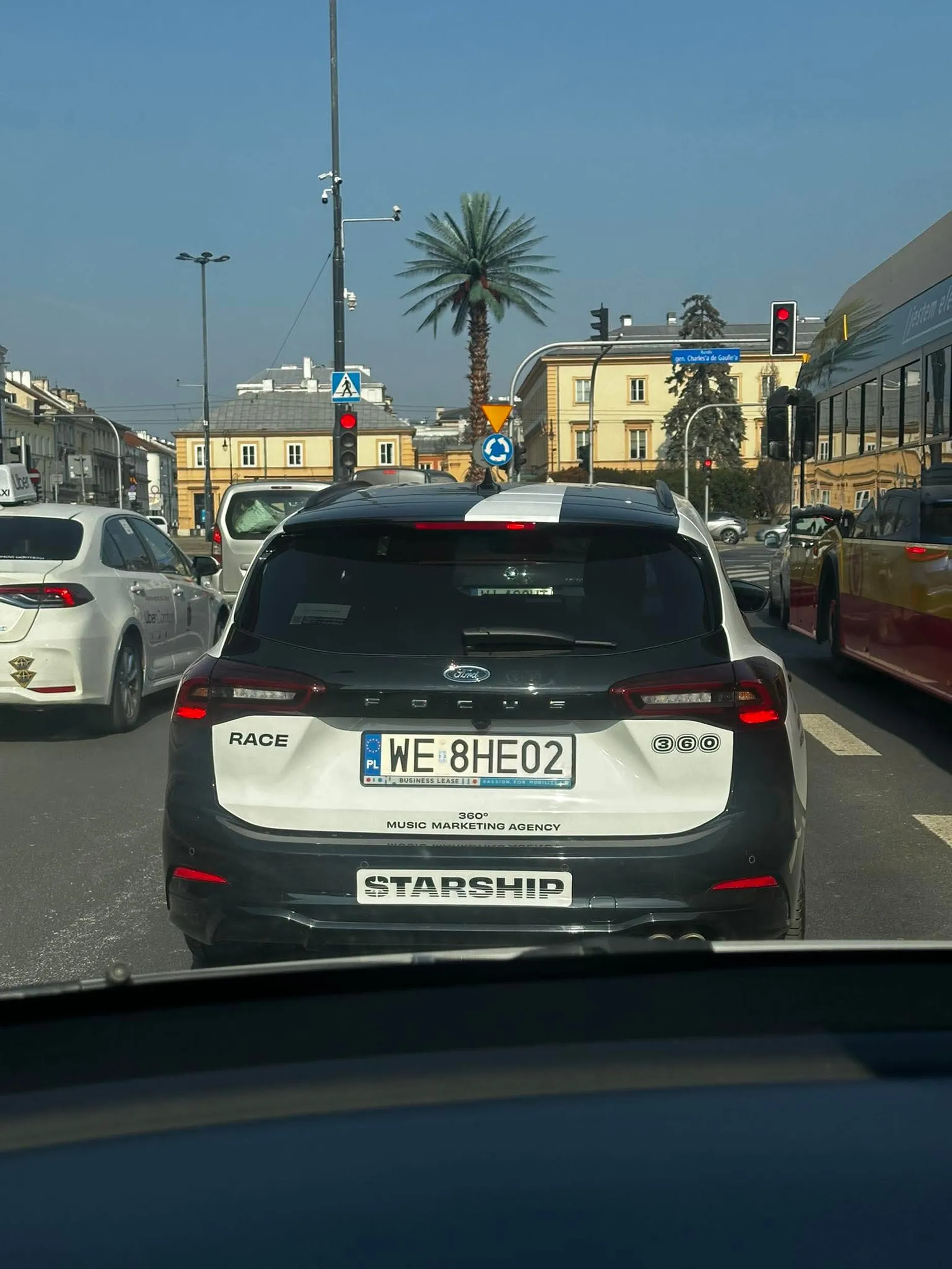 kierowca zaczal trabic na kobiete ktora wysacadzala pasażera na drodze wewnętrznej. Nastapnie blokowal jej pas do zjazdu trzymajac przy tym telefon w rece nagrywajac ją. Jego popisom nie byko na tym konca, ponieważ zablokował kobiecie (jadacej tesla) mozliwosc zjazdu na bus pas ( kierowca forda focusa) podczas bycia wyprzedzanym przez kobietę również trzymal telefon z wlaczonym nagrywaniem. A potem na swiatlach uchylil okno i proponowal „wysiasc do niej” krzykiem i agresywnym tonem. Jesli to są mężczyźni 21 wieku to swiat sie konczy.