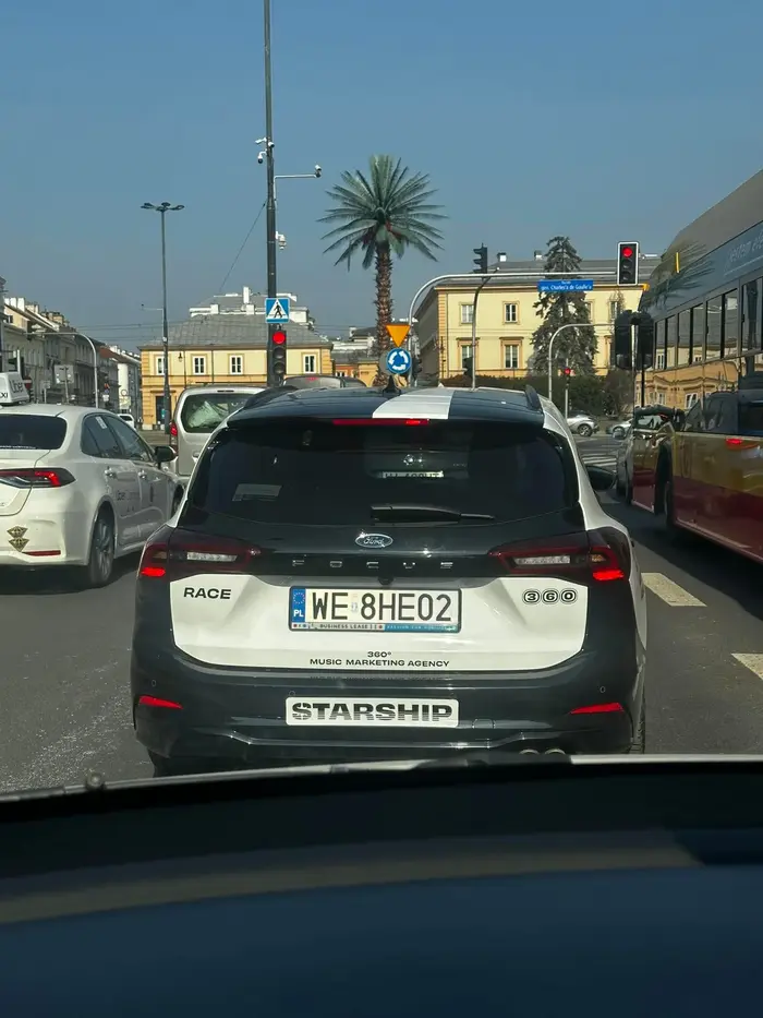 kierowca zaczal trabic na kobiete ktora wysacadzala pasażera na drodze wewnętrznej. Nastapnie blokowal jej pas do zjazdu trzymajac przy tym telefon w rece nagrywajac ją. Jego popisom nie byko na tym konca, ponieważ zablokował kobiecie (jadacej tesla) mozliwosc zjazdu na bus pas ( kierowca forda focusa) podczas bycia wyprzedzanym przez kobietę również trzymal telefon z wlaczonym nagrywaniem. A potem na swiatlach uchylil okno i proponowal „wysiasc do niej” krzykiem i agresywnym tonem. Jesli to są mężczyźni 21 wieku to swiat sie konczy.