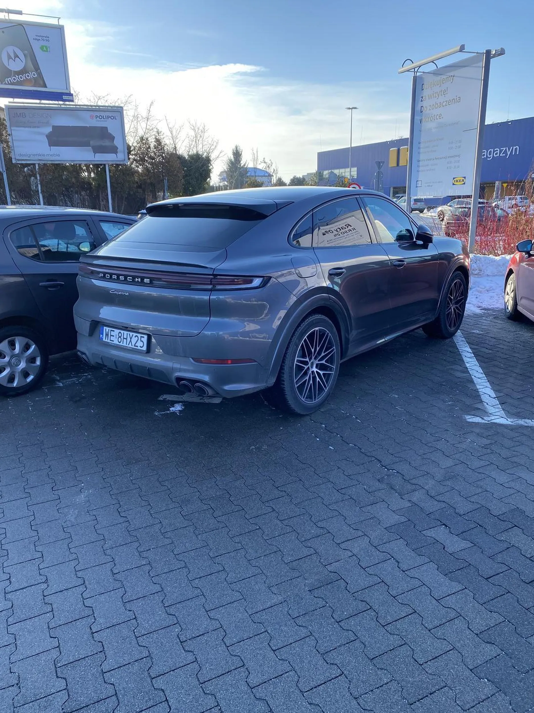 Ktoś mi wyjaśni co dzieje się w głowie „osoby” parkującej w ten sposób? Na jakie zaburzenia się skarży? Jakieś traumy z dzieciństwa czy po prostu poczucie zmarnowanego życia?