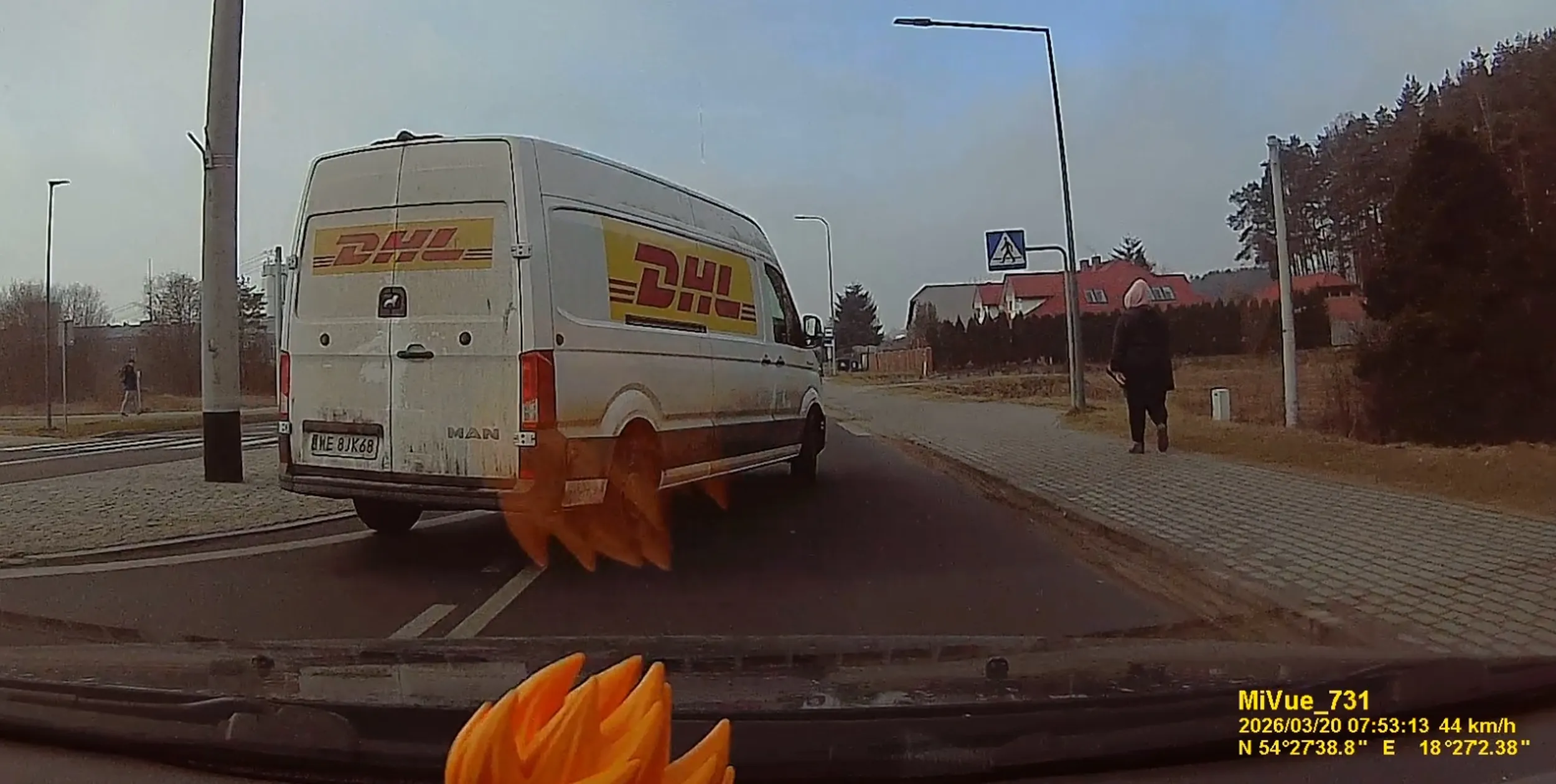 Lubi wymuszać pierwszeństwo, ma gdzieś przepisy, byle szybko, i tak nie jego auto więc można śmiało walić i niech płaci. Widać w jakim stanie auto więc to nie pierwsza jego sytuacja.