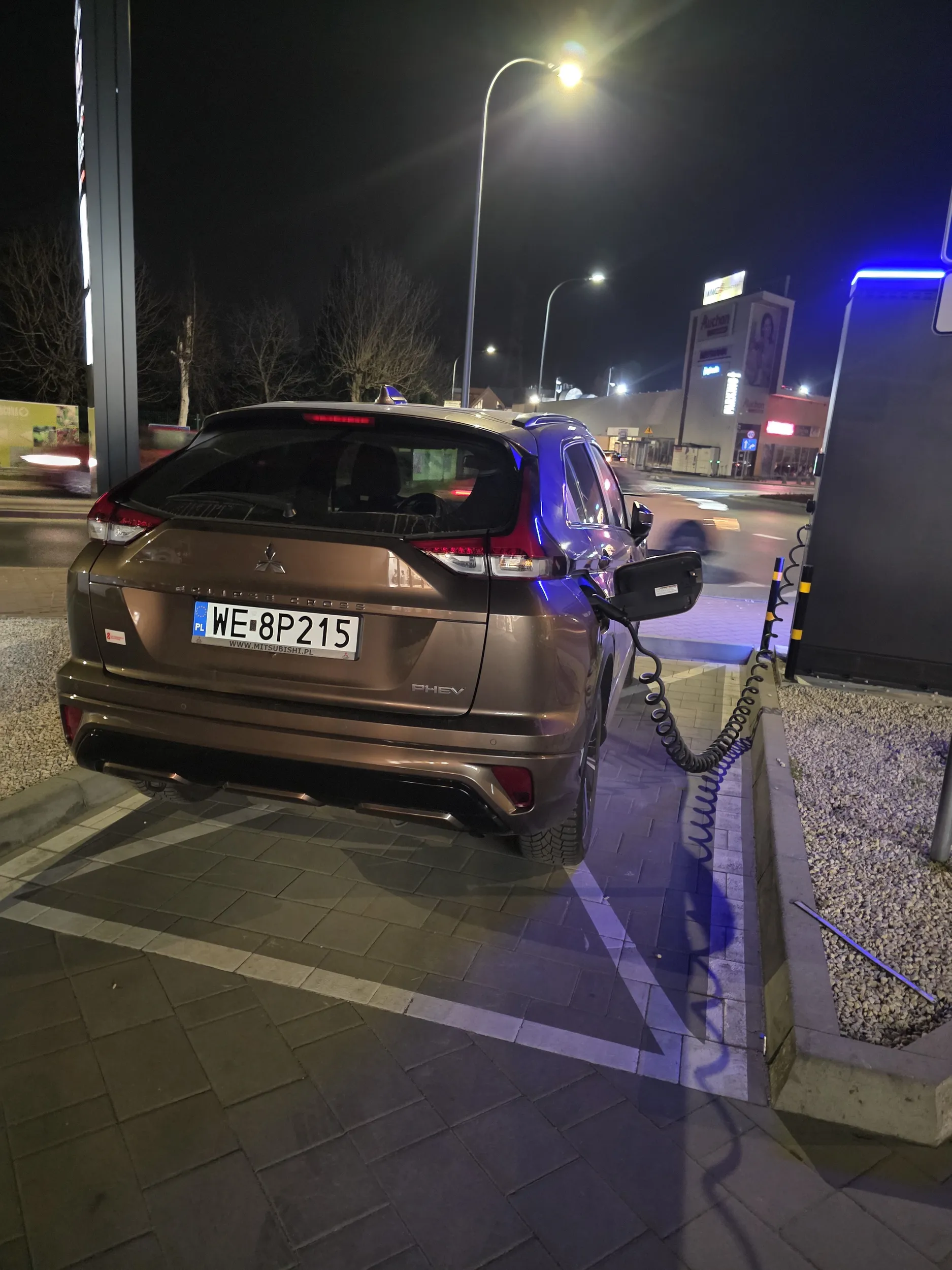 Egoista pępek świata mimo ze juz dawno skończył ladowac to jeszcze kilka godzin zajmuje ładowarkę, szczyt chamstwa.