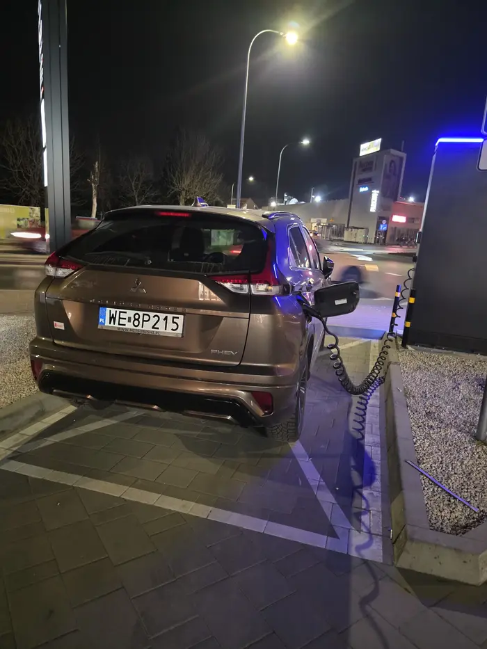 Egoista pępek świata mimo ze juz dawno skończył ladowac to jeszcze kilka godzin zajmuje ładowarkę, szczyt chamstwa.