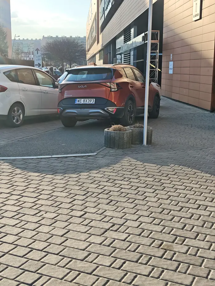 Parking na samym środku drogi rowerowej.