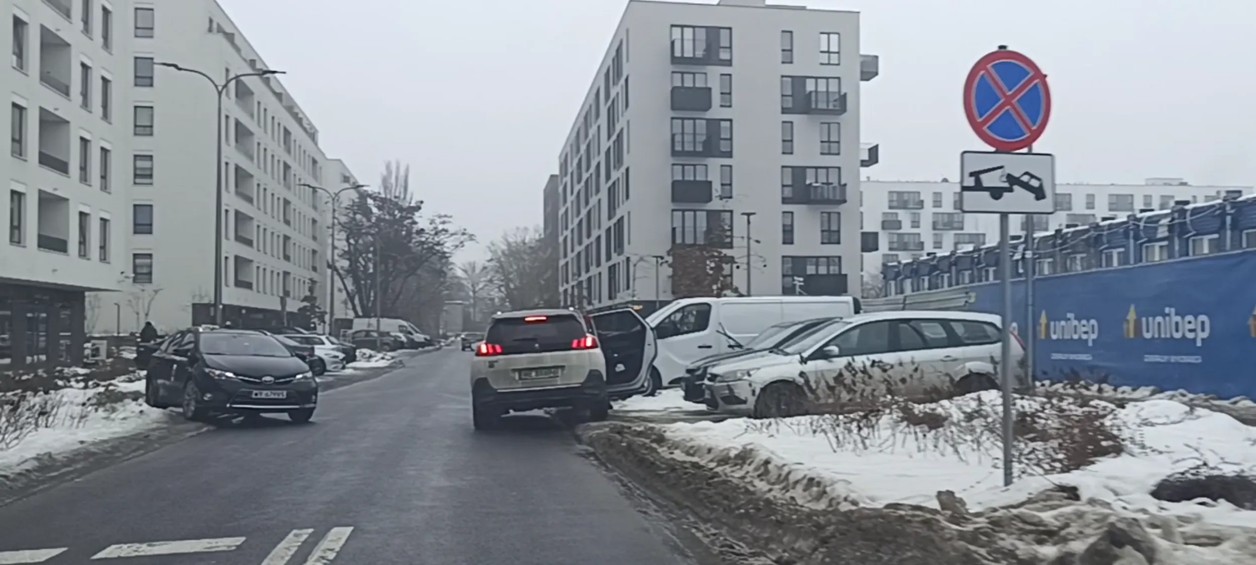 2 Pato kierowców stanęło na ulicy z zakazem zatrzymywania się i postoju. Nie da się przyjechać.