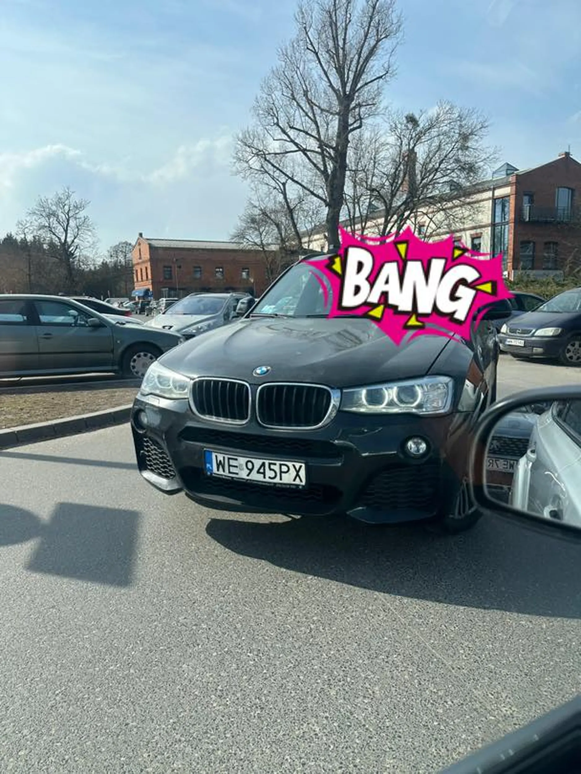 Pani z BMW uderzyła na parkingu w inne auto i uciekła szybko z miejsca zdarzenia.