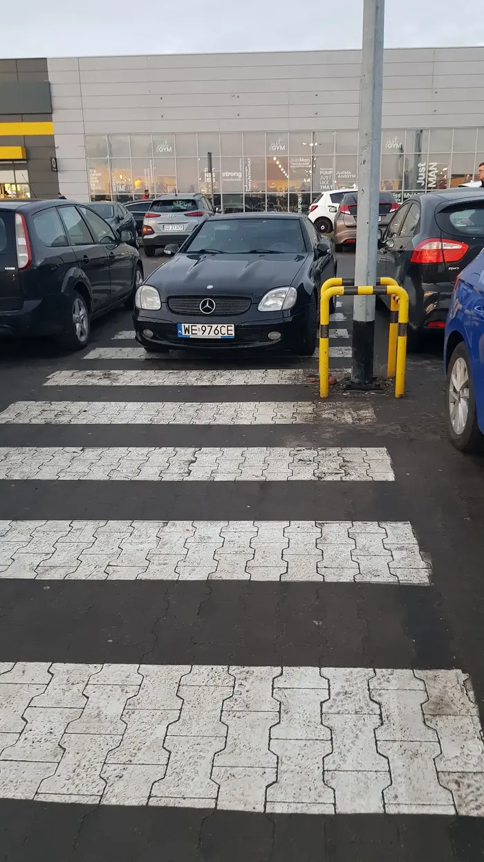 Parkowanie na przejściu dla pieszych, bo nie chce się zaparkować 30 metrów dalej na wolny miejscu. Lenistwo, głupota czy jeszcze coś innego?