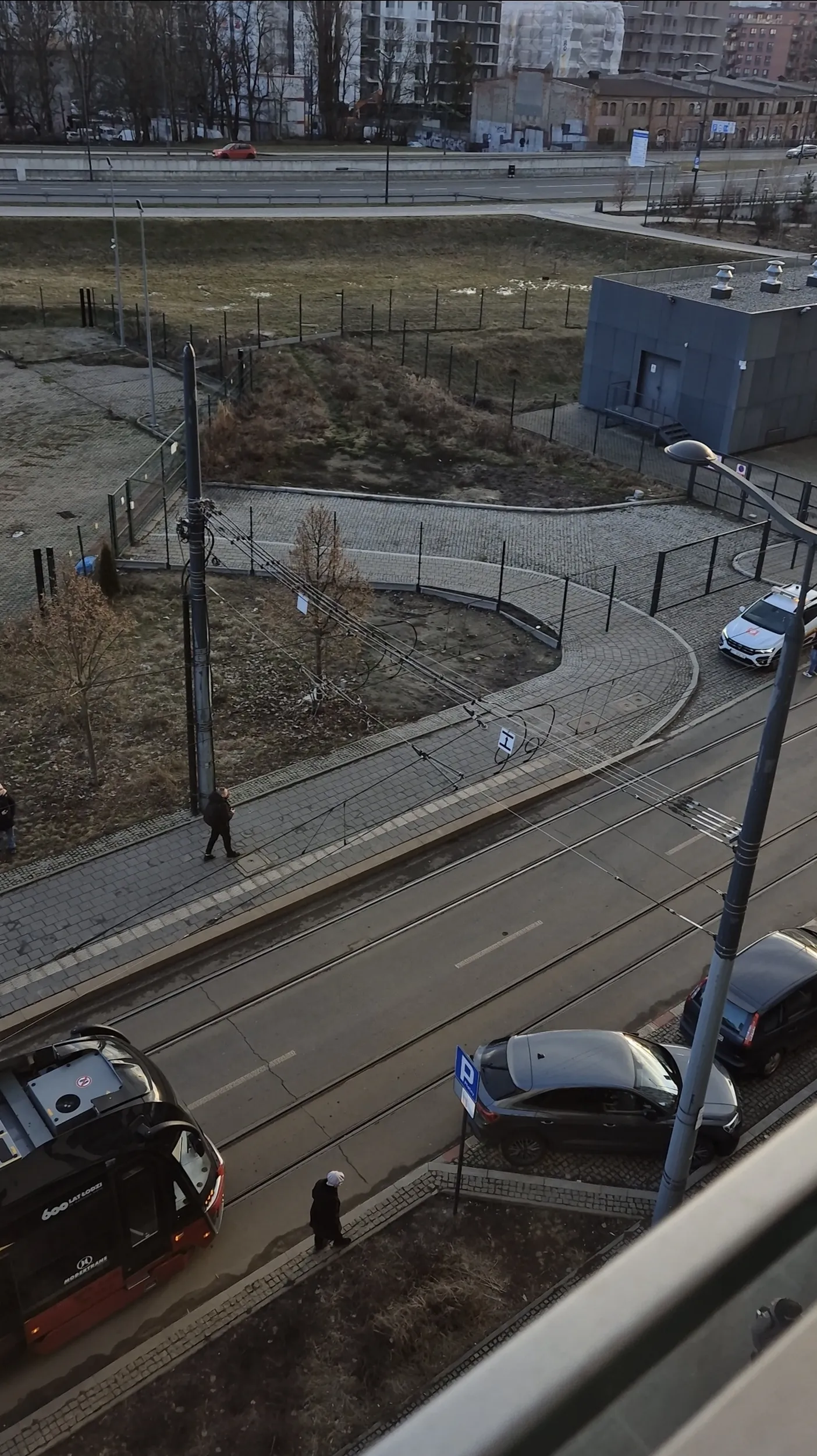 swoim beznadziejnym parkowarniem zablokował ruch NA PRAWIE DWIE GODZINY, nie pozdrawiam