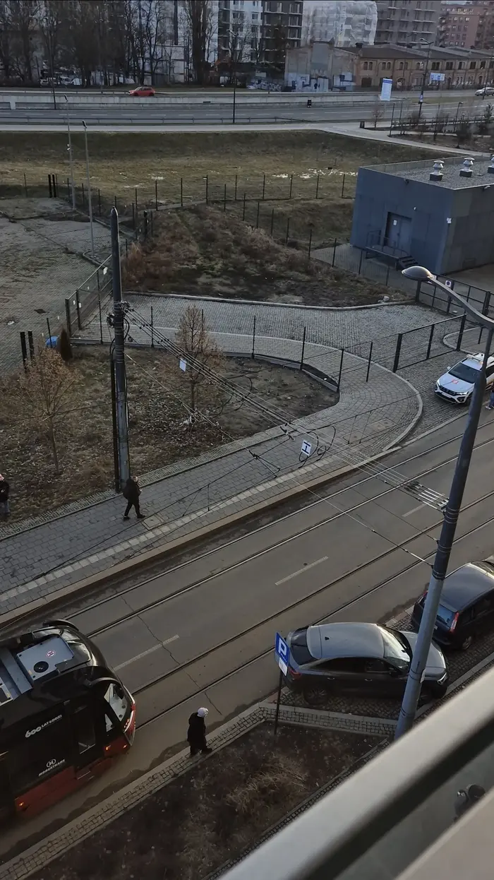 swoim beznadziejnym parkowarniem zablokował ruch NA PRAWIE DWIE GODZINY, nie pozdrawiam