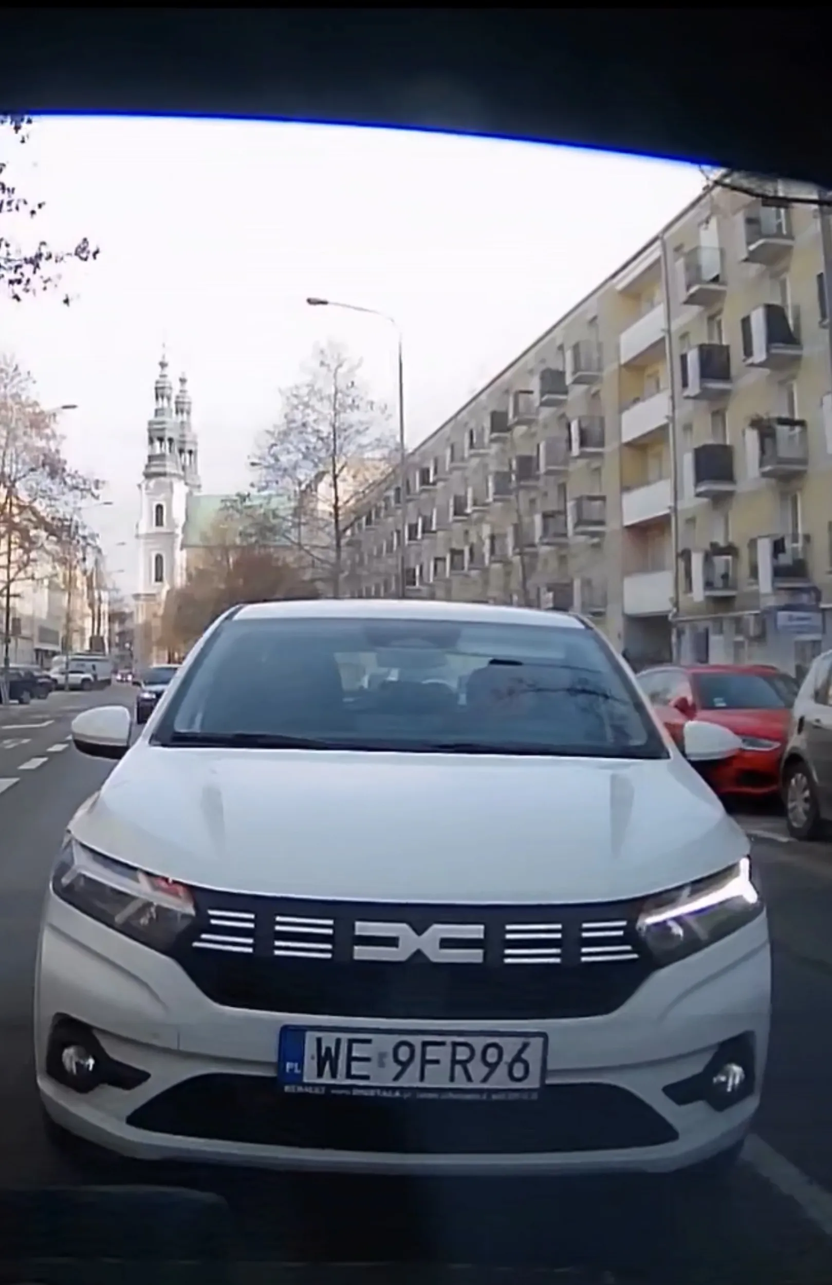 Chłop niebezpiecznie-agresywnie manewruje pomiędzy samochodami zajeżdżając im drogę, wyprzedza na przejściu dla pieszych.  Tak jakby jeden samochód wyprzedzony ratował mu życie.