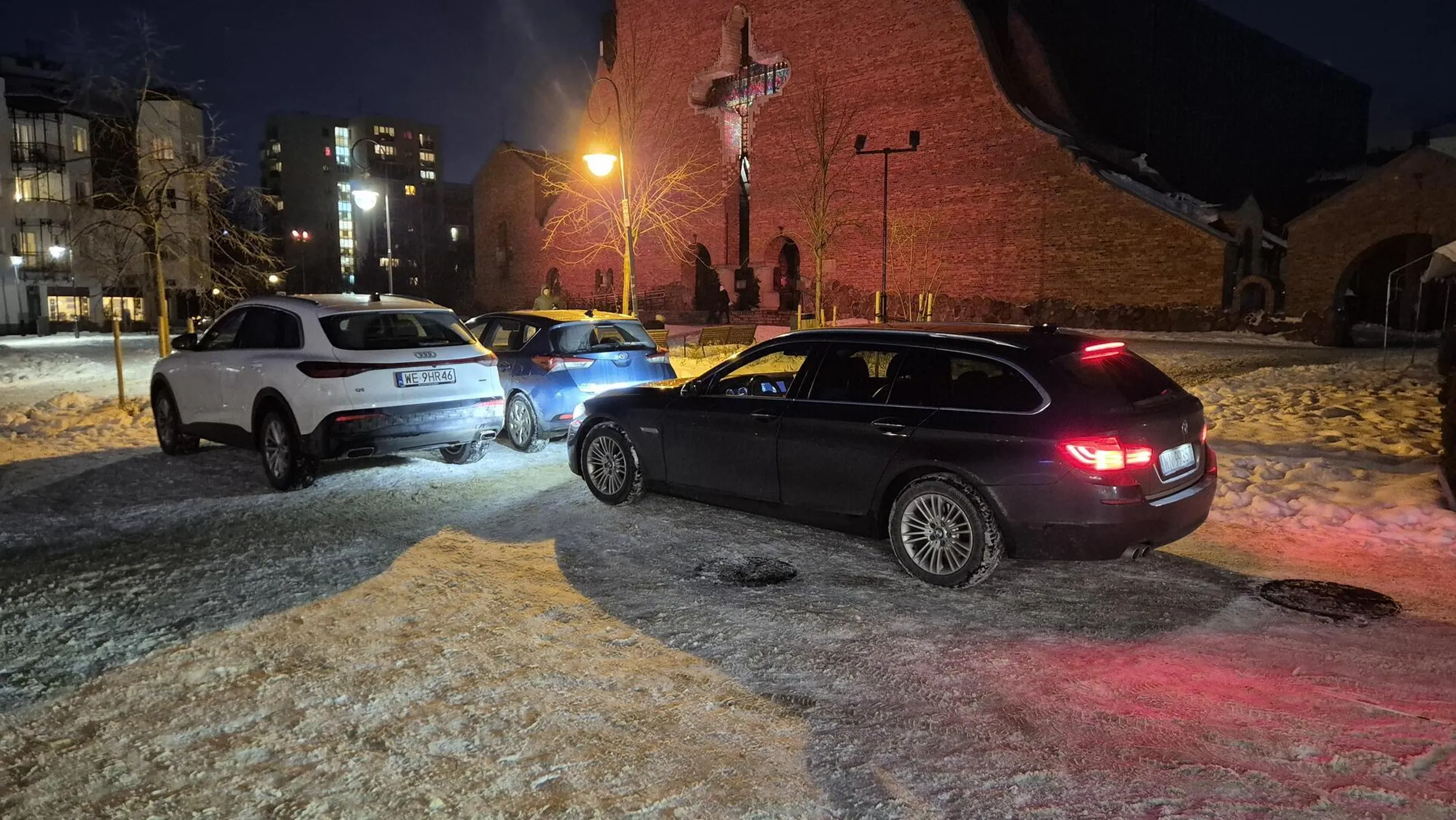 Plac przed kościołem pw. Wniebowstąpienia Pańskiego w Warszawie to nie parking. Przy głównej ulicy jest dużo miejsc parkingowych, a 3 minuty spaceru Cię nie zbawią, a dobre są dla zdrowia
