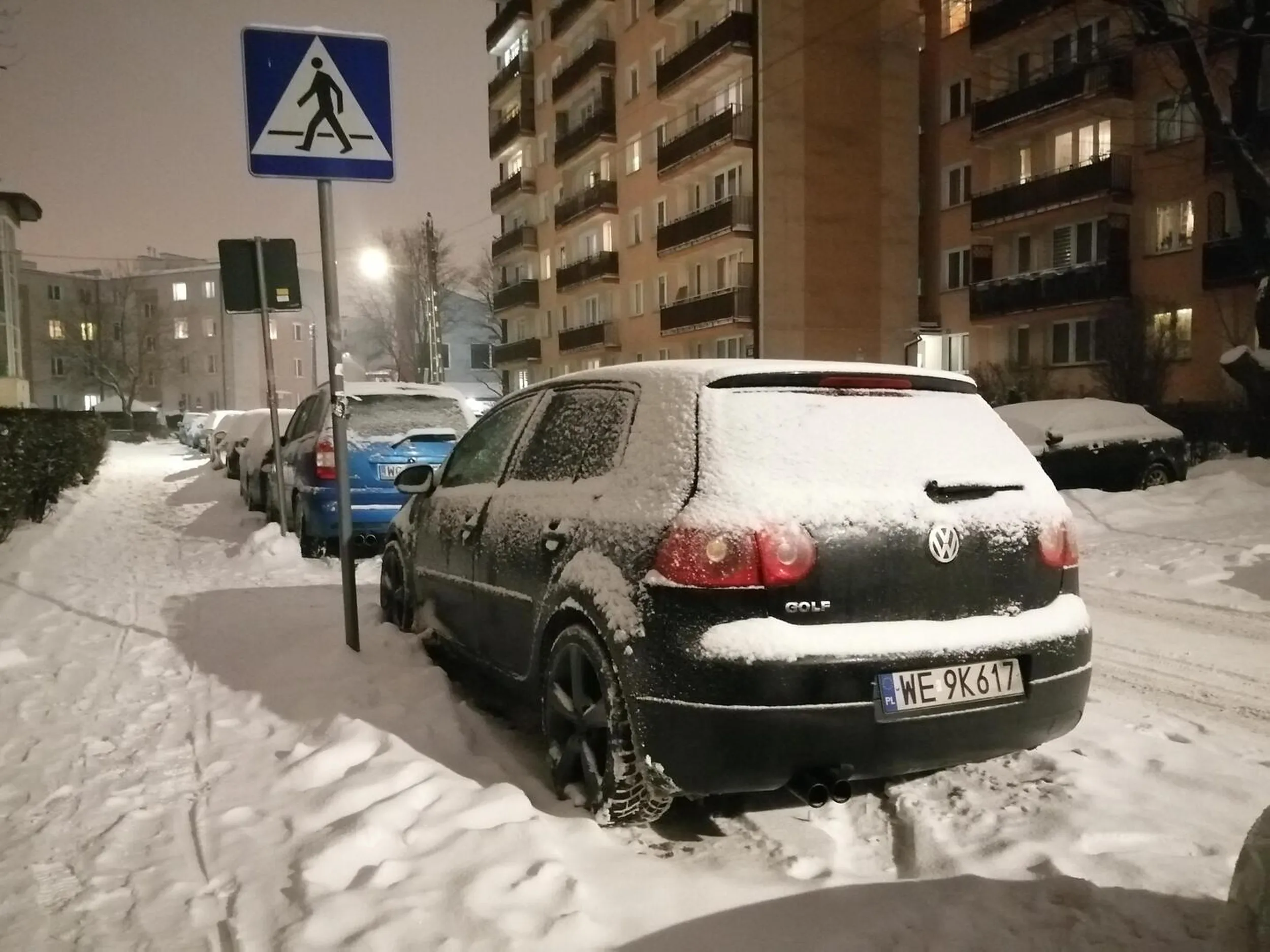 Ul. Rakietników, Warszawa. Parkowanie na przejściu dla pieszych