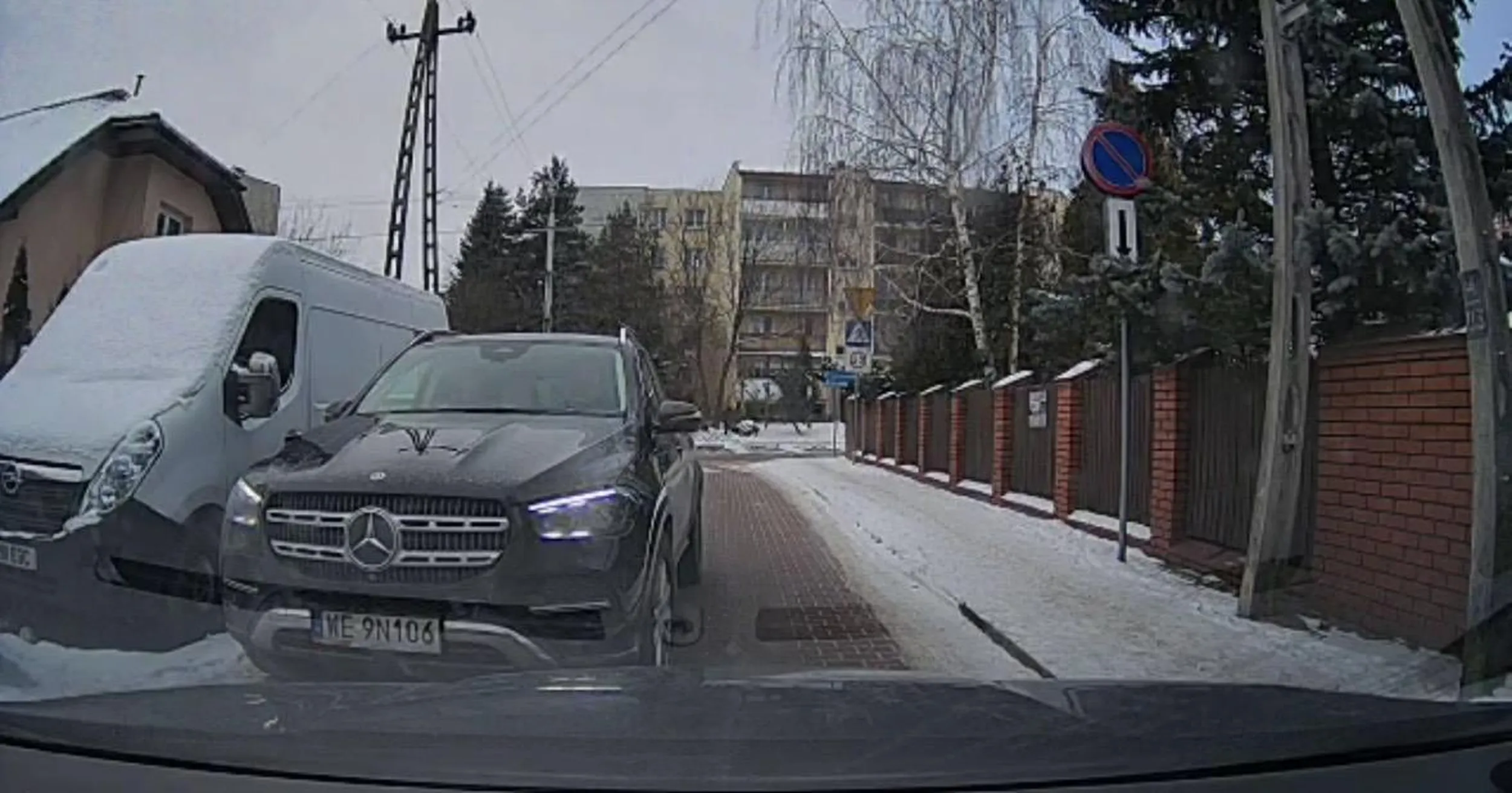 Bardzo niedowartościowany kierowca cwaniaczek, nieznający przepisów ruchu drogowego. Omija przeszkodę na swoim pasie wymuszając pierwszeństwo i blokując ruch.