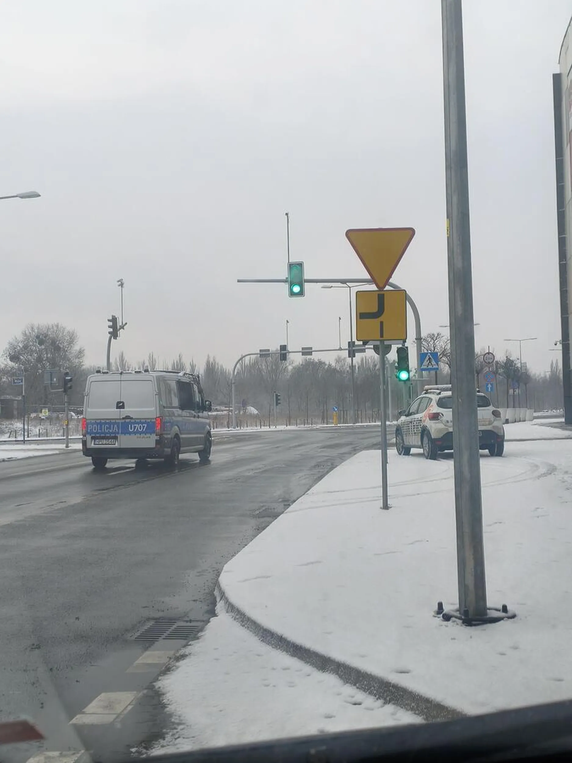 Firma ochroniarska Hunters nie jest służbą państwową, taką jak policja czy pogotowie ratunkowe, dlatego nie ma prawa poruszać się, a tym bardziej parkować na chodniku bez włączonych sygnałów uprzywilejowania. Jazda po chodniku jest wykroczeniem i podlega karze 1500 zł mandatu oraz 8 punktów karnych. Niestety policja, która przejechała obok tego naruszenia, nie zareagowała w żaden sposób. Numer radiowozu: HPU D544. Brawo dla pracy policji ?