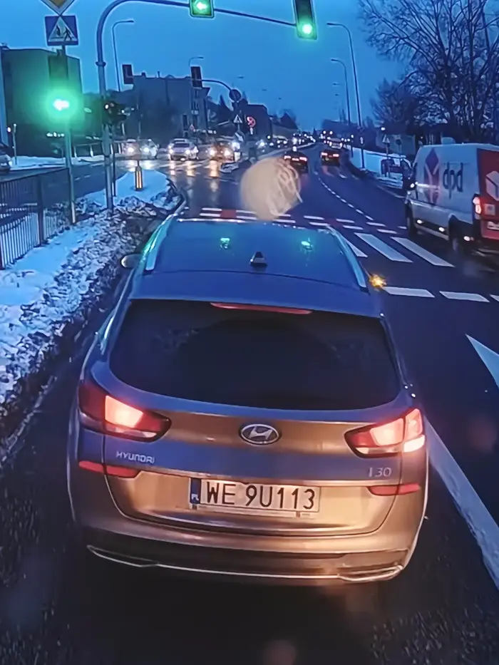 Blokuje pas do lewoskrętu, po czym jedzie na wprost.