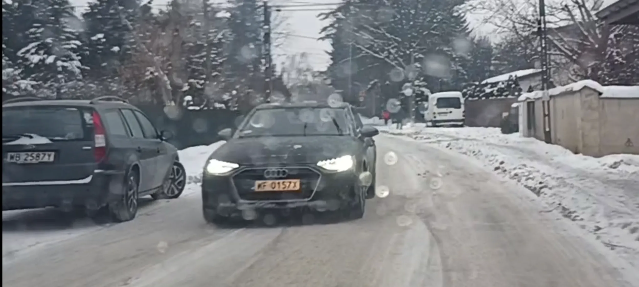 Bandyta drogowy w Audi po wypadkowym jechał przekraczając dopuszczalną prędkość  środkiem ulicy, wymusił pierwszeństwo przejazdu zamiast zatrzymać się na pasie na którym stał mu zaparkowany samochód, prawie we mnie uderzył wjeżdżając na mój pas ruchu.