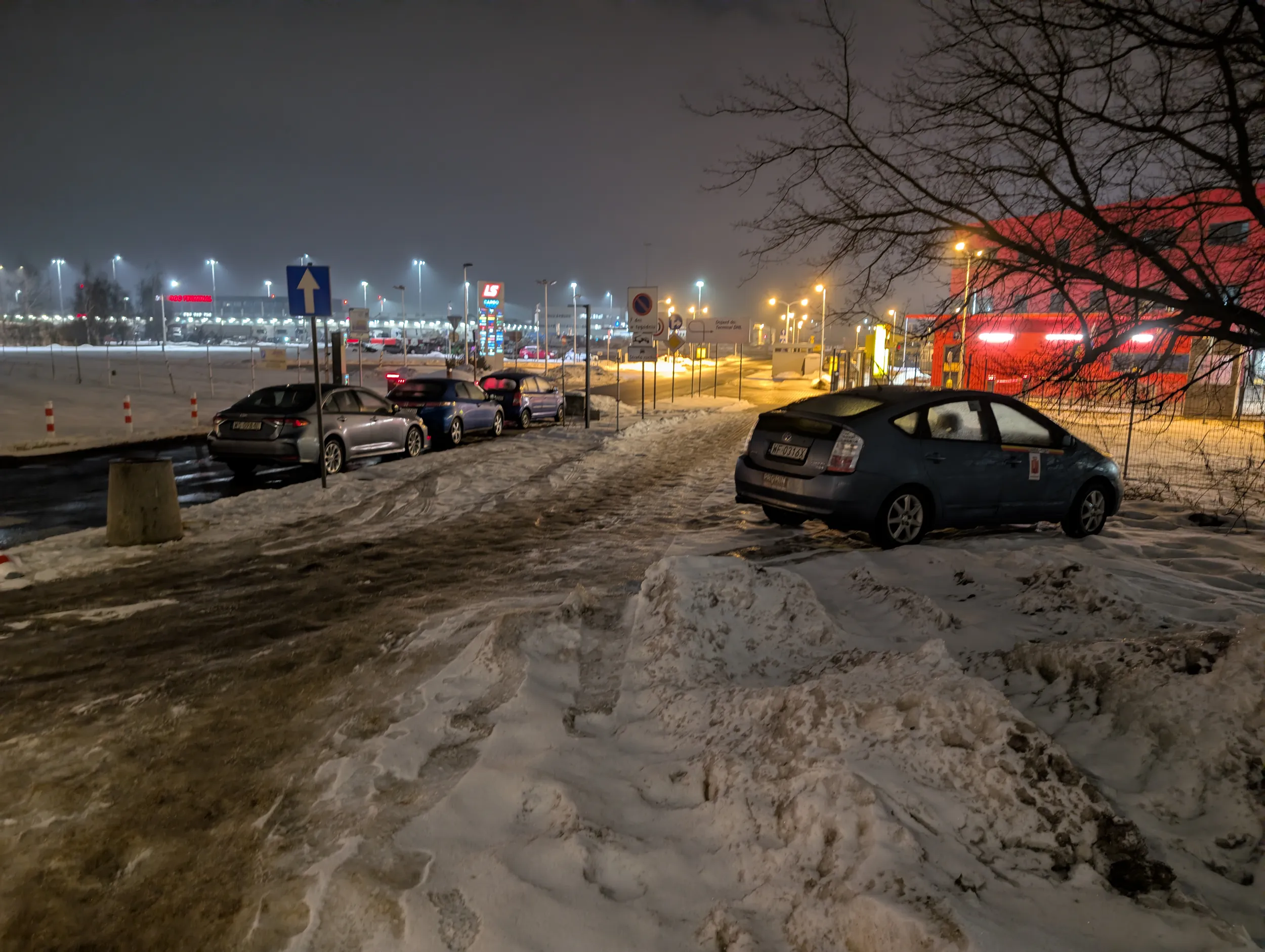 Drugie już zdjęcie i coraz lepsze parkowanie tym razem na trawie pod lotniskiem.