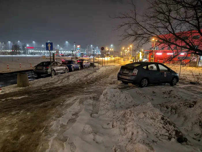 Drugie już zdjęcie i coraz lepsze parkowanie tym razem na trawie pod lotniskiem.