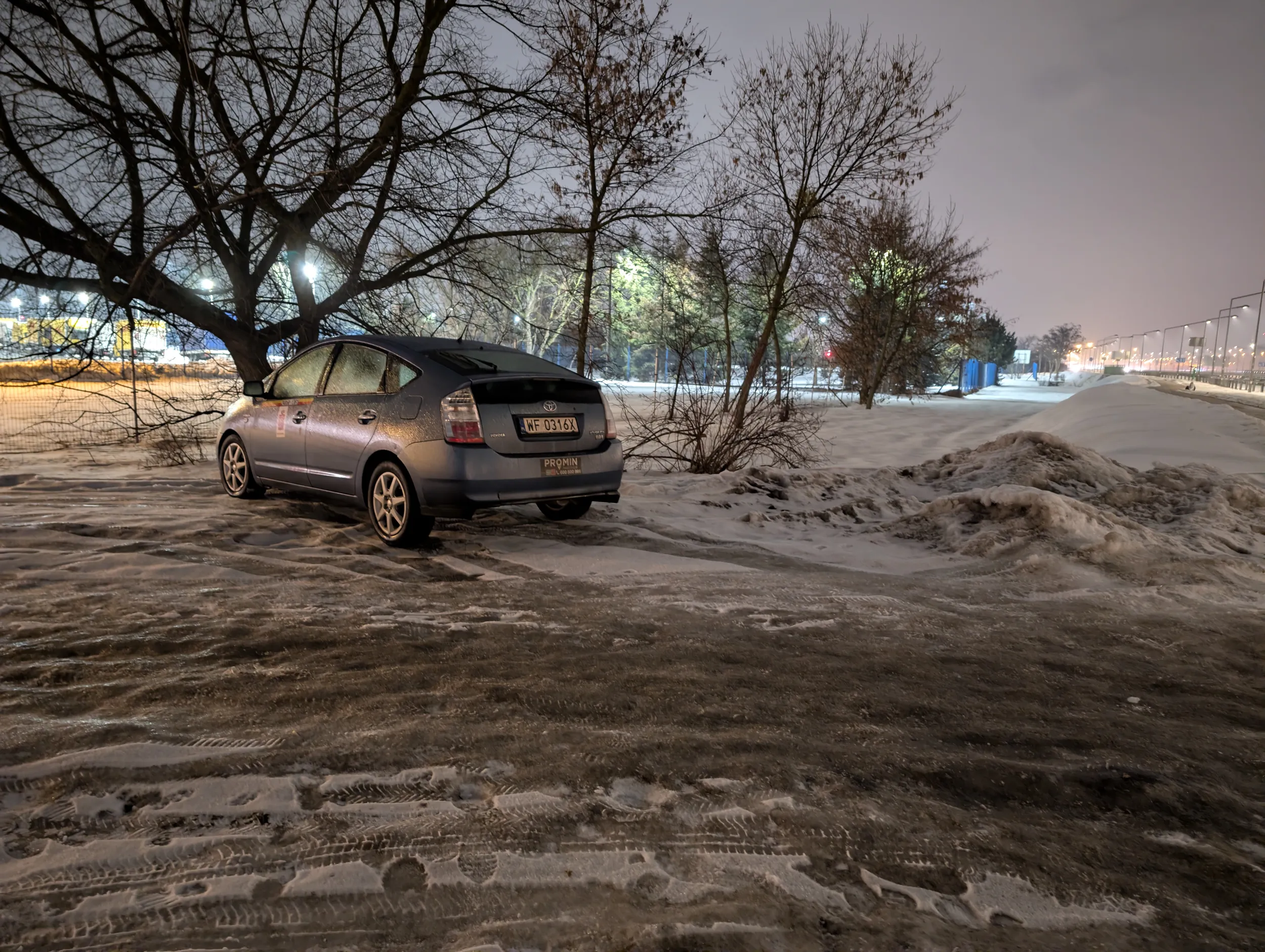Drugie już zdjęcie i coraz lepsze parkowanie tym razem na trawie pod lotniskiem.