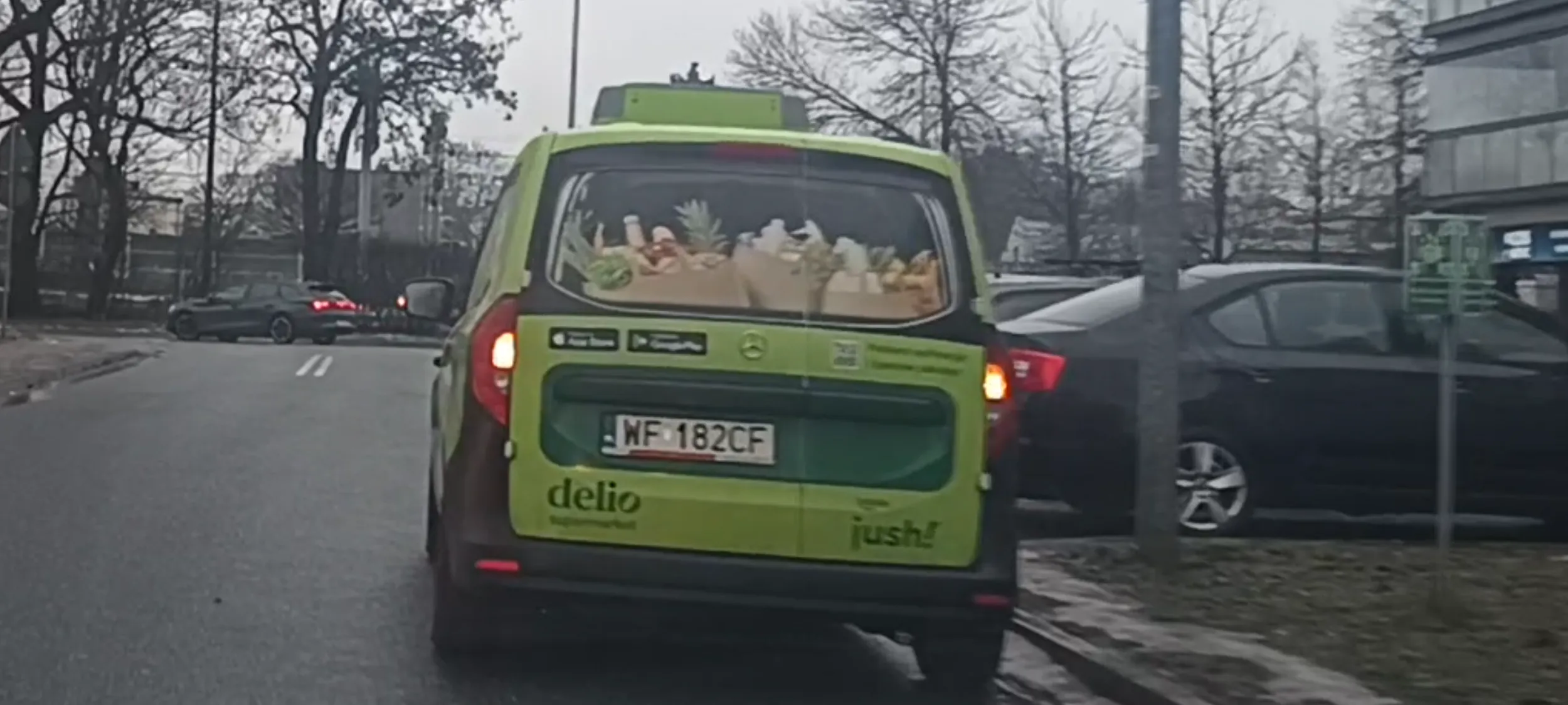 Patologia parkuje na ulicy z zakazem zatrzymywania się i postoju przy przejściu dla pieszych zasłaniając widoczność na pieszych.