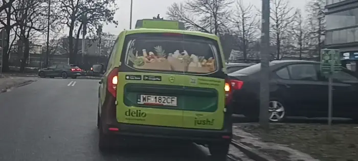 Patologia parkuje na ulicy z zakazem zatrzymywania się i postoju przy przejściu dla pieszych zasłaniając widoczność na pieszych.