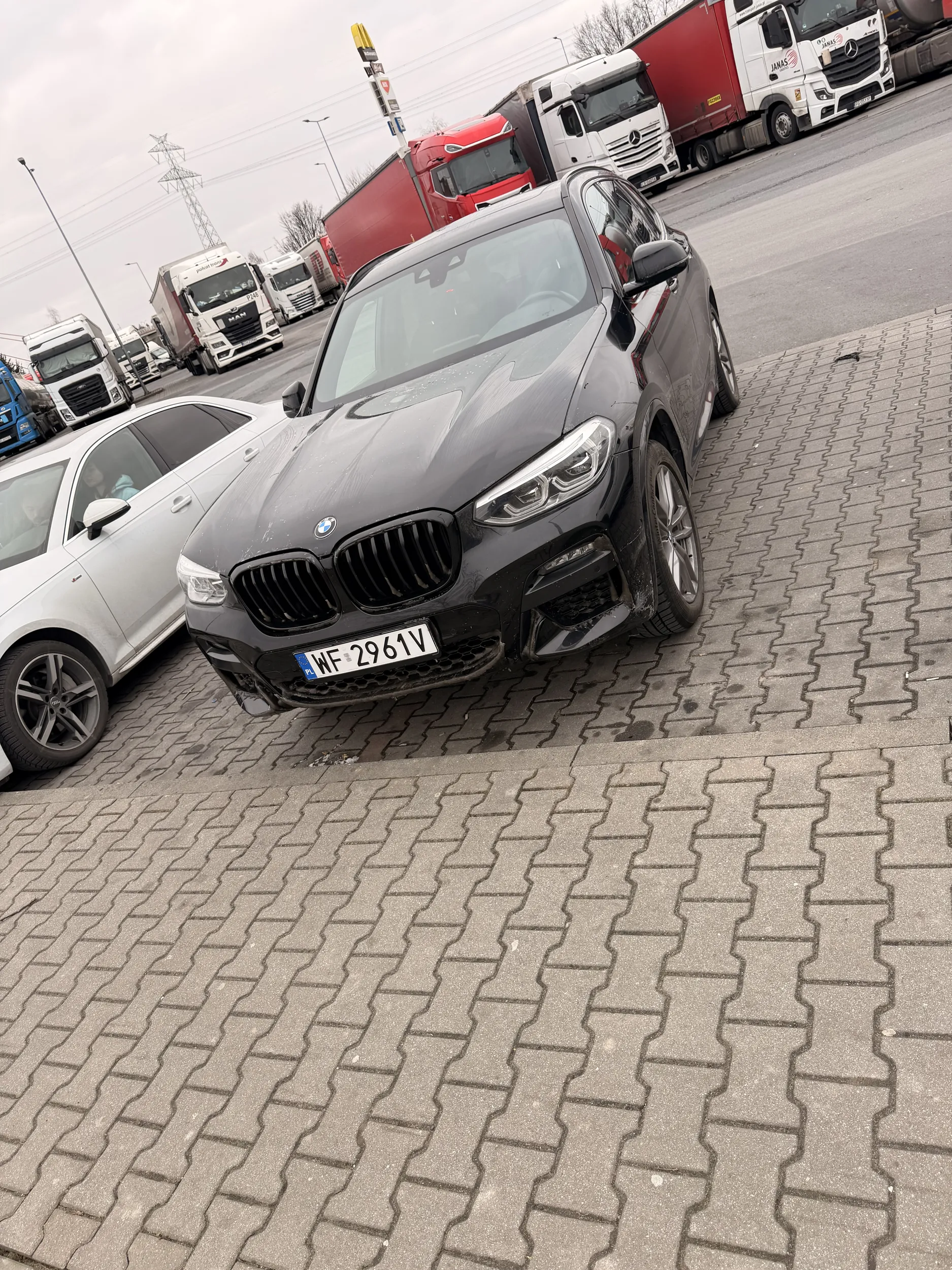 Jak to jest, ze zawsze to kierowcy BMW muszą mieć pół mózgu i dwa miejsca parkingowe?