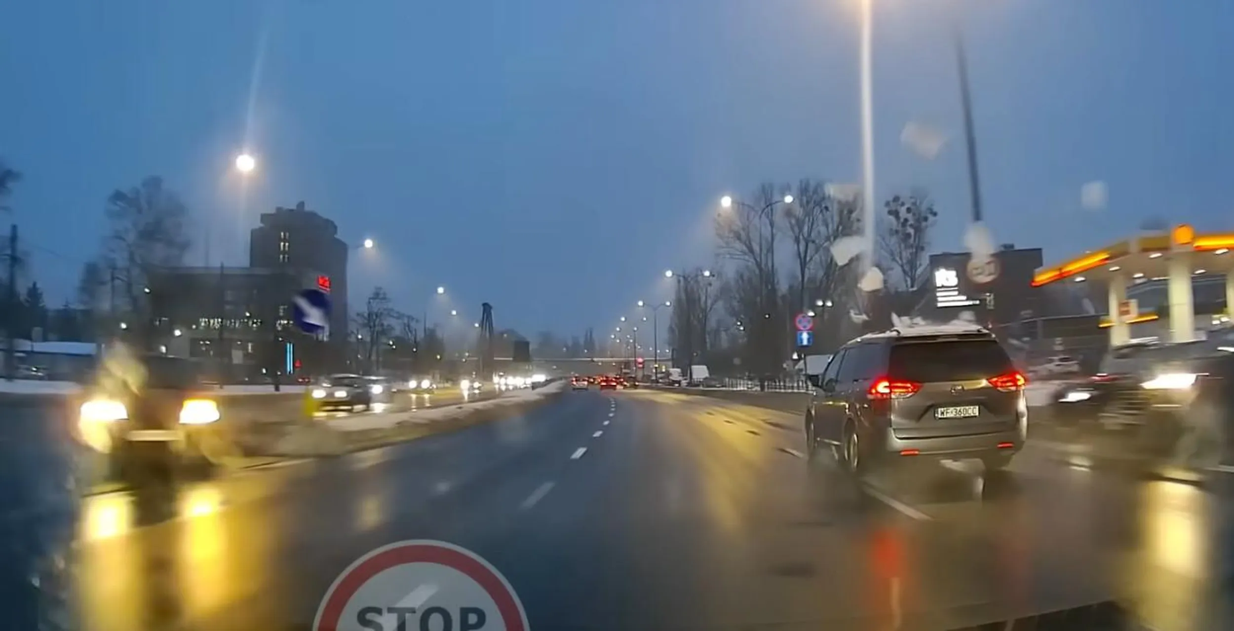 odśnież głąbie dach z zamarzniętego śniegu, zanim ruszysz w drogę