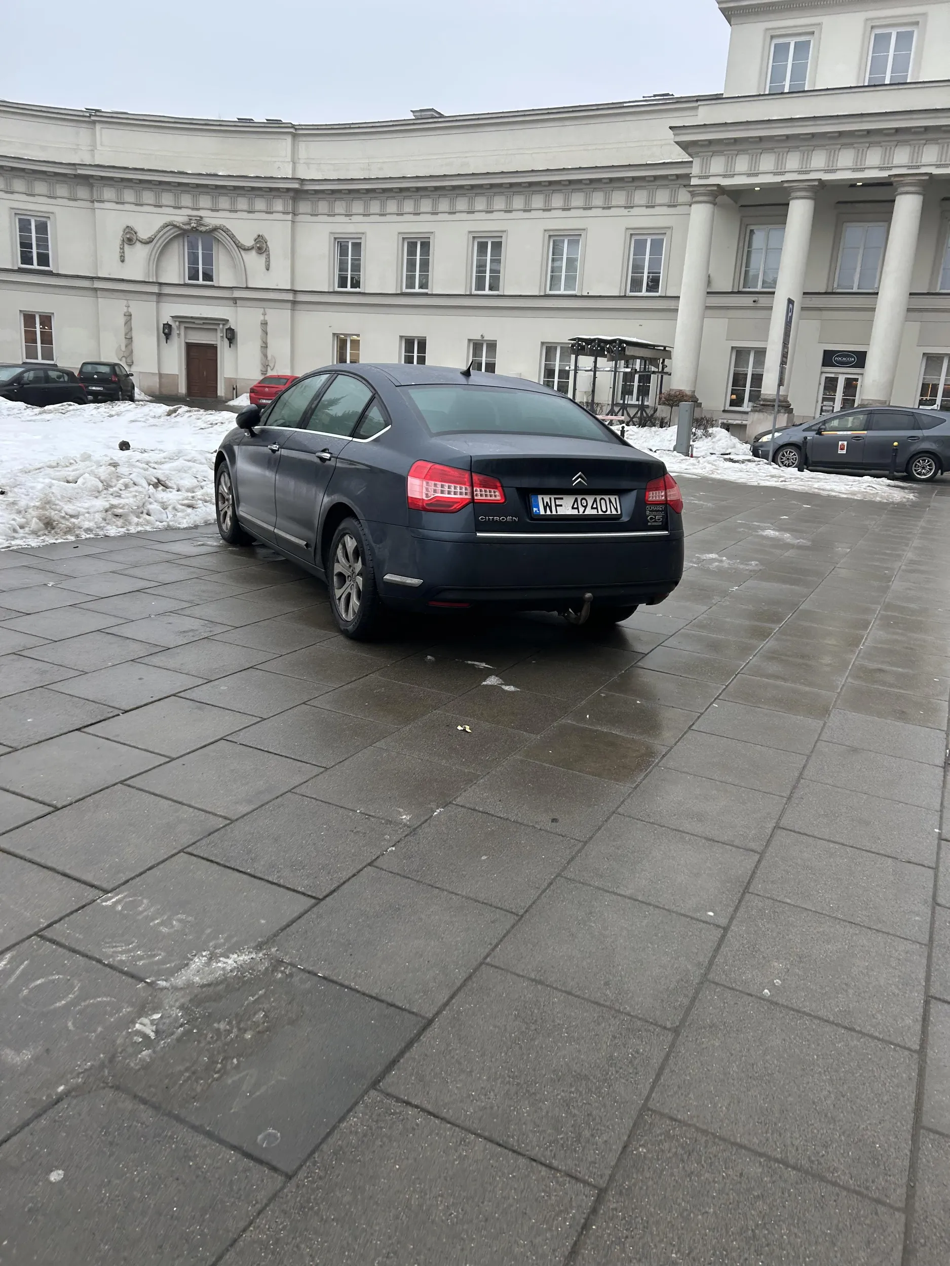 Tak się parkuje. Na chodniku. Brawo!!!!!