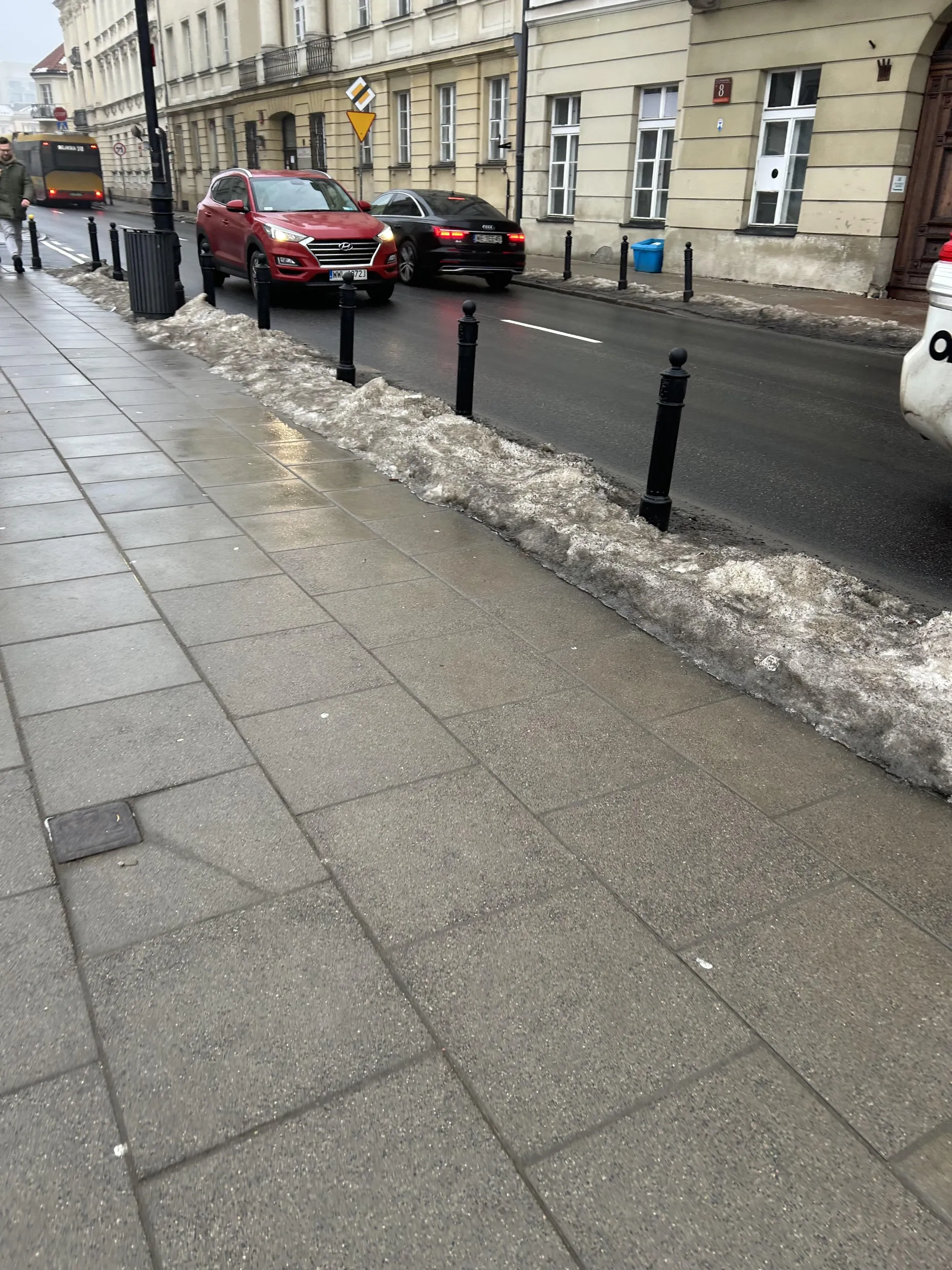 Tak się parkuje. Na chodniku. Brawo!!!!!