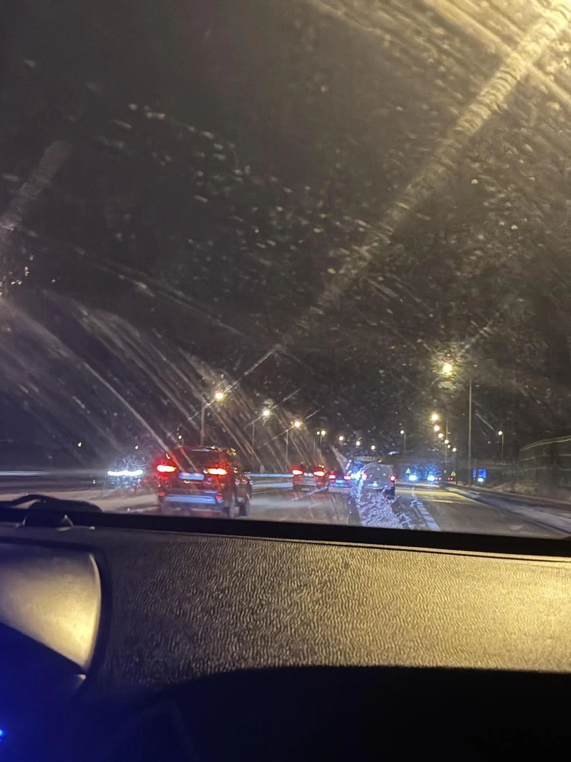 wyprzedza lewym pasem siedzac na telefonie, blokuje caly pas, gdy jest wyprzedzony przez kogos blokuje osobe z tylu na zmiane hamujac i przyspieszajac nadal siedzac na telefonie, gratuluje mozgu lub jego braku patrzac na zachowanie